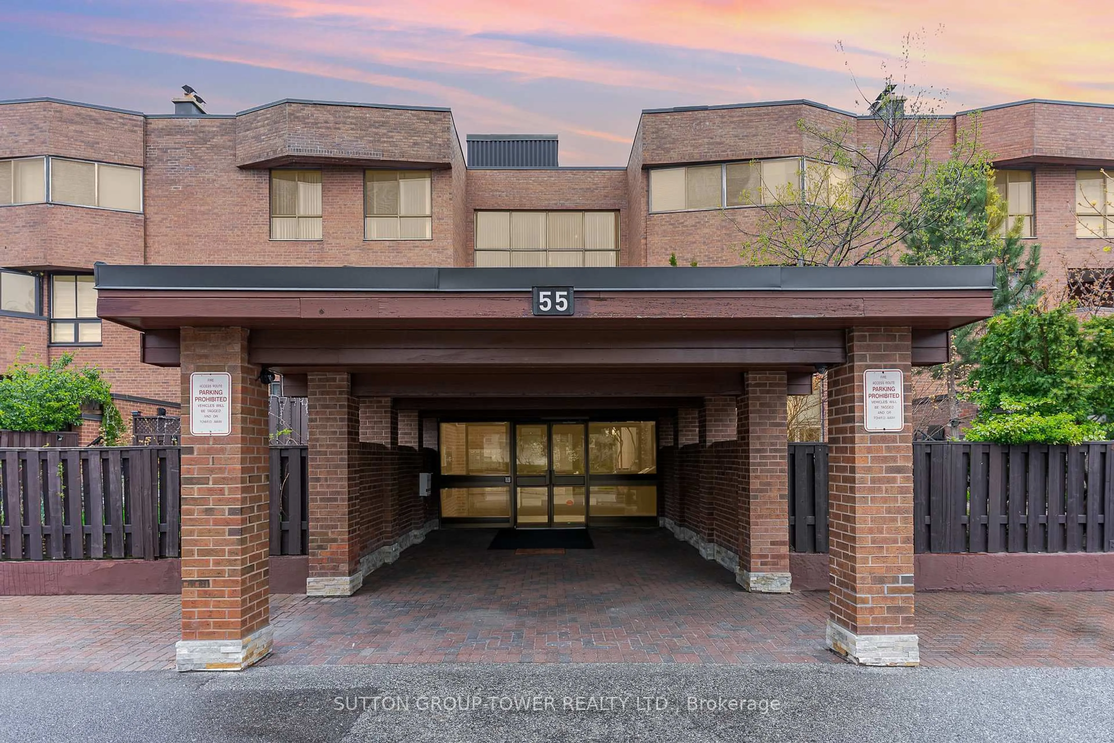 Indoor foyer for 55 Carscadden Dr #104, Toronto Ontario M2R 2A6