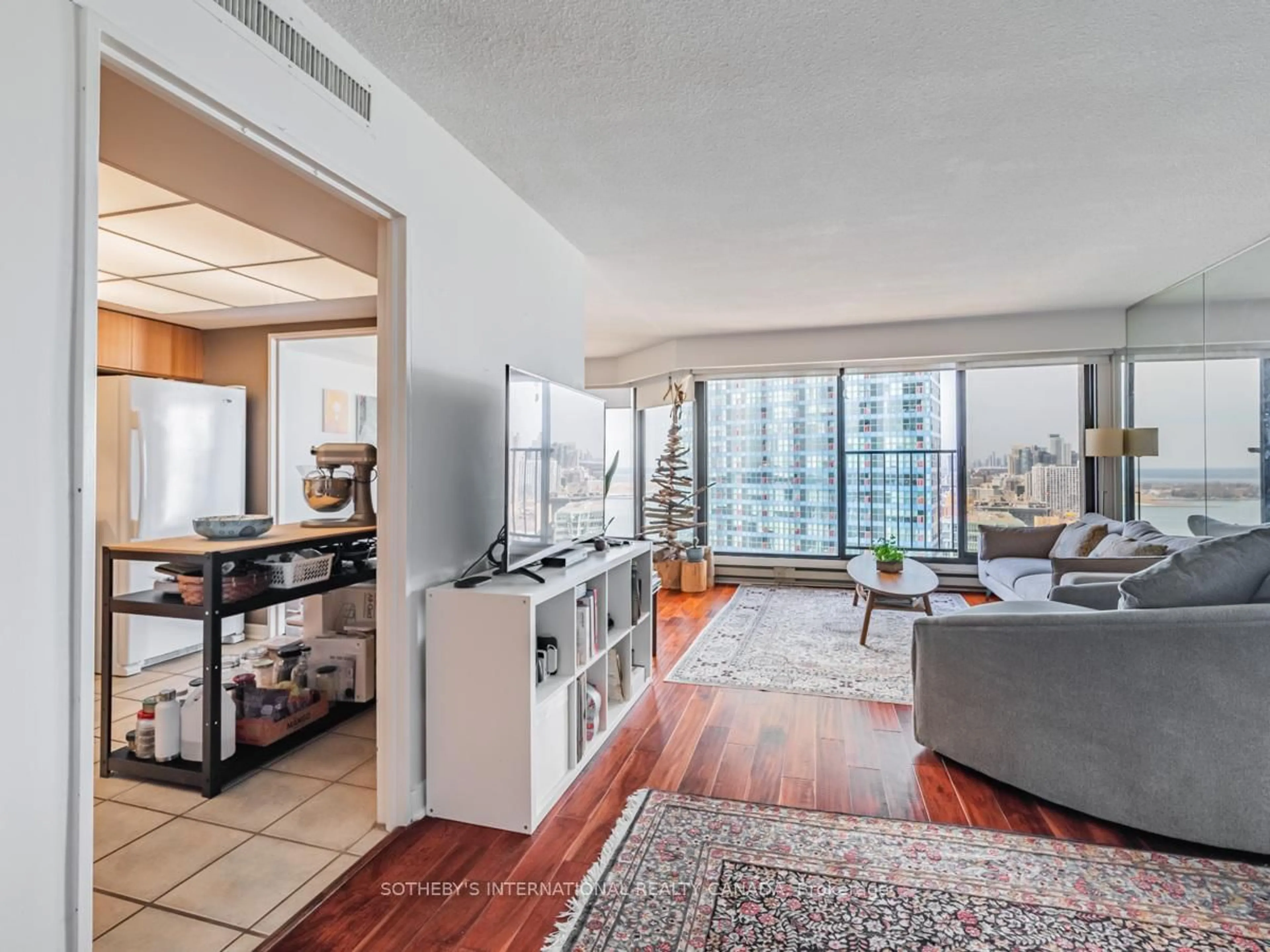 Unknown for 65 Harbour Sq #2204, Toronto Ontario M5J 2L4