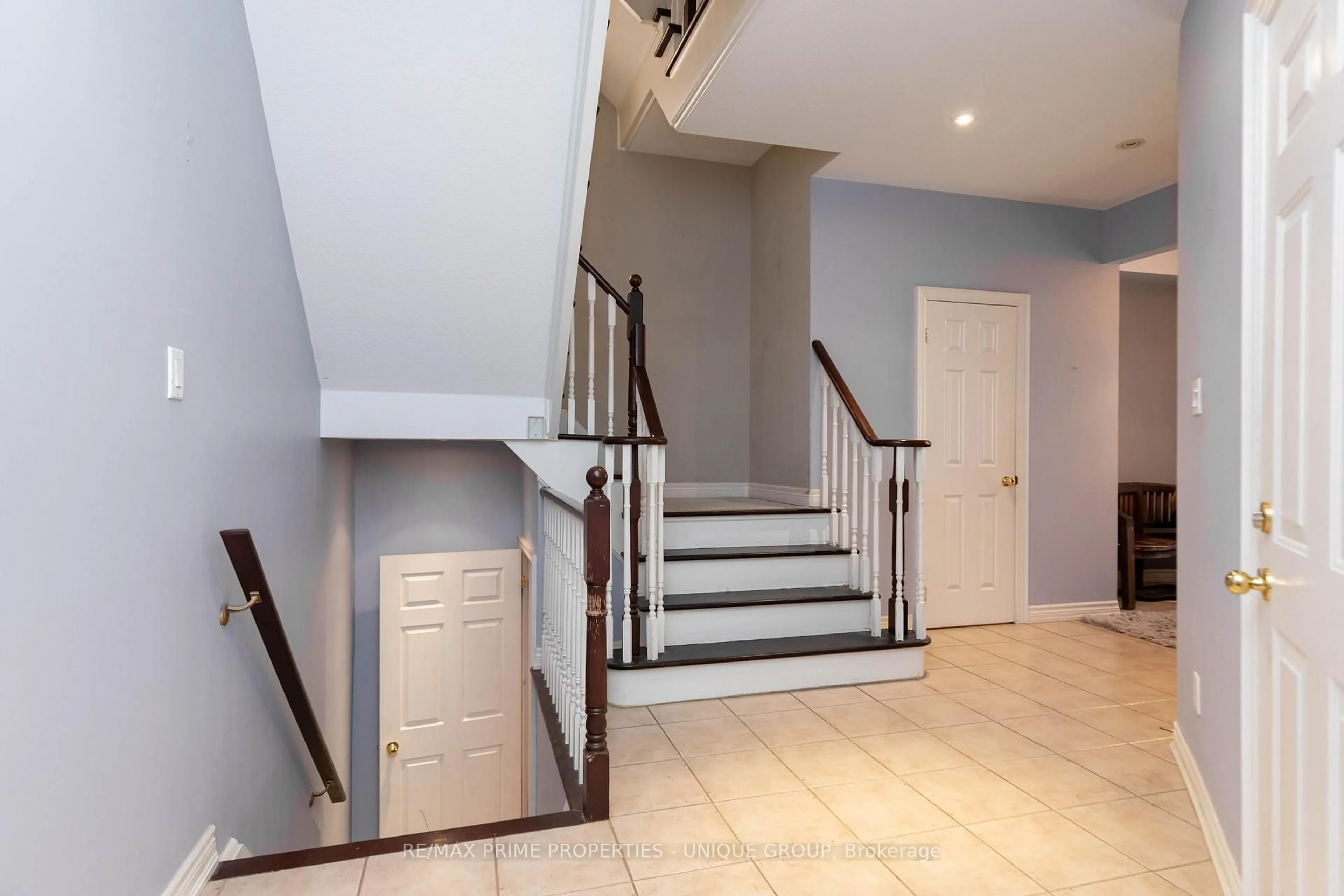 Indoor foyer for 14 Hampton Park Cres, Toronto Ontario M4W 3X7