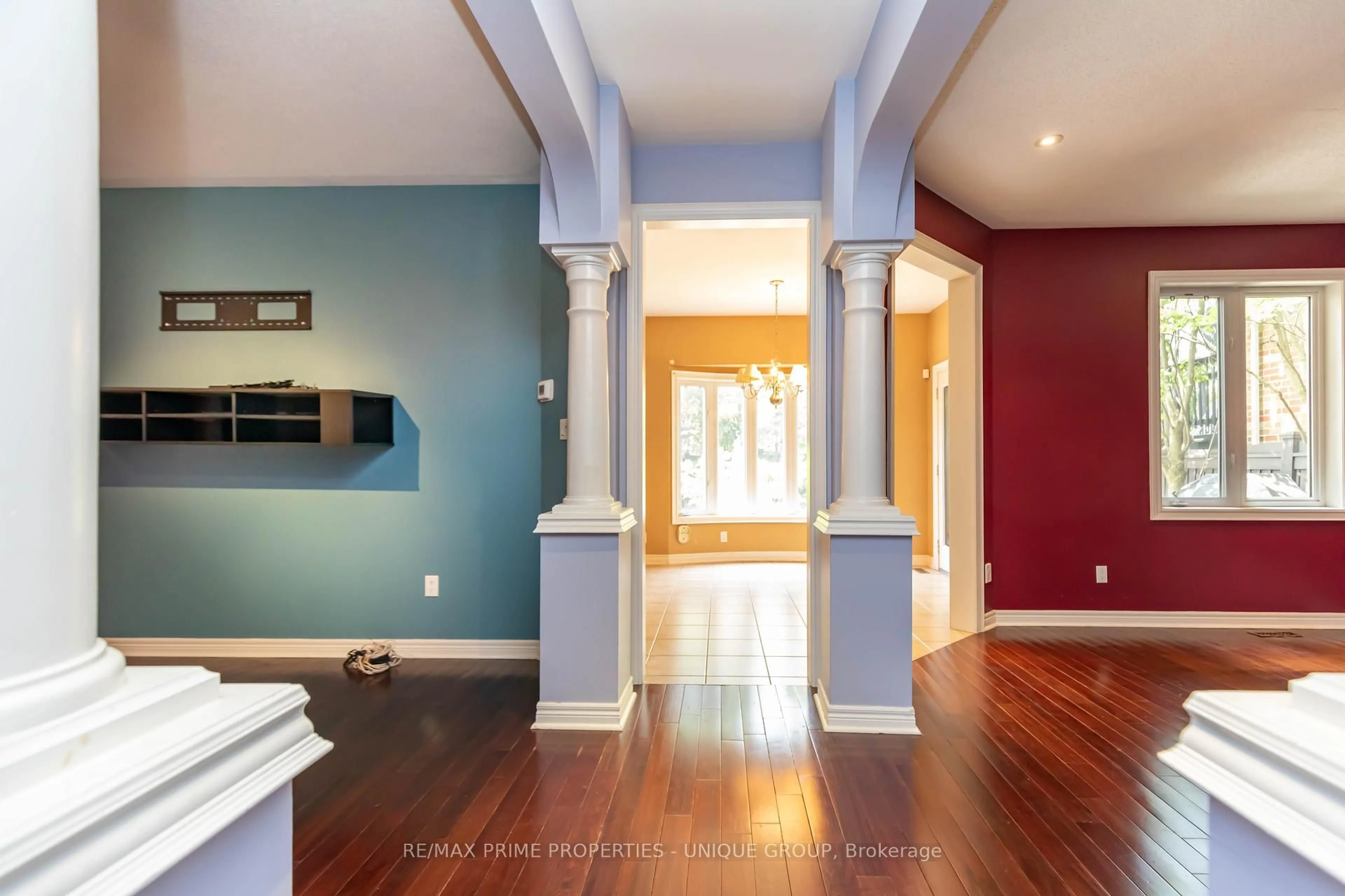 Indoor entryway for 14 Hampton Park Cres, Toronto Ontario M4W 3X7