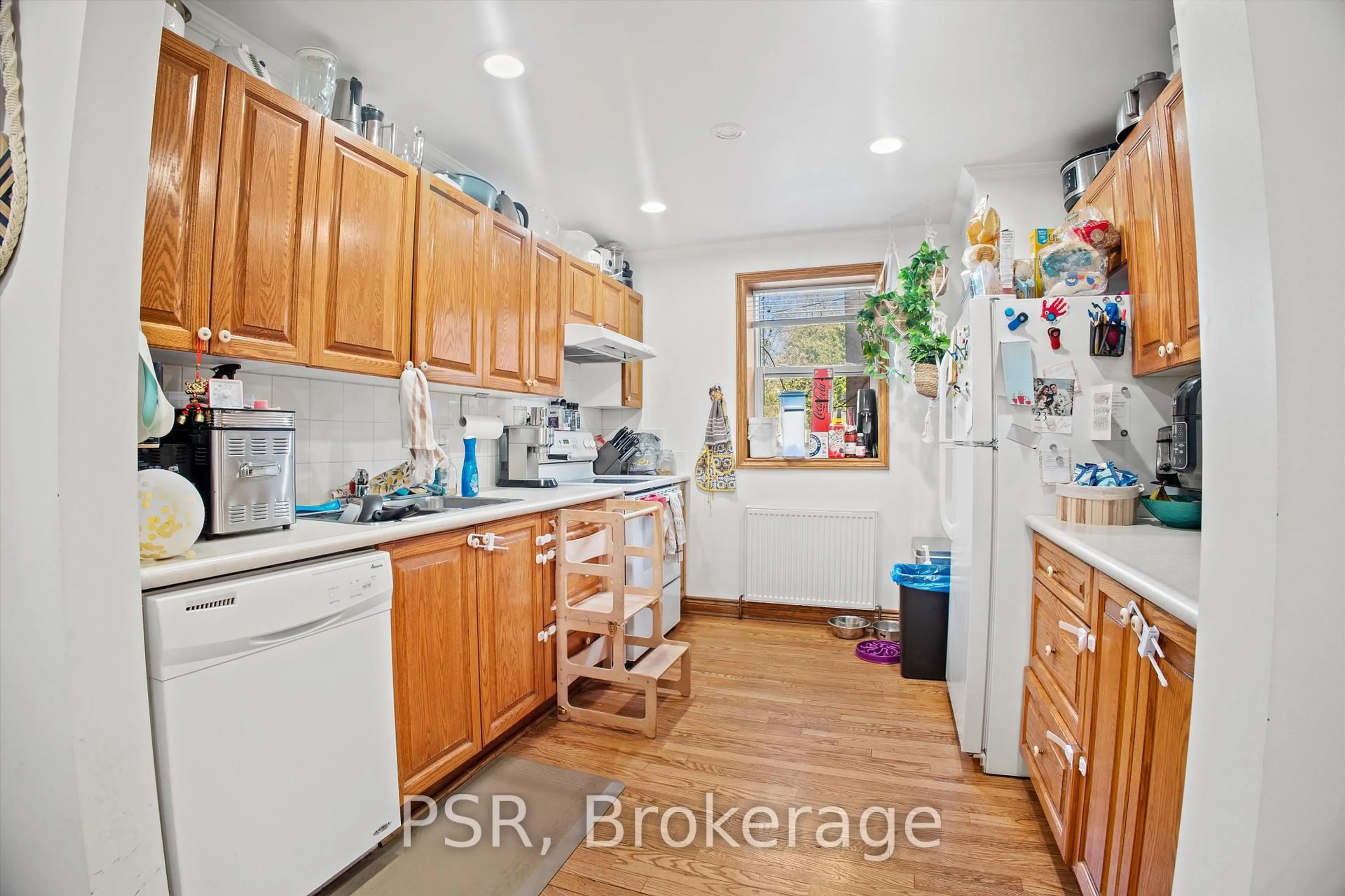 Standard kitchen, unknown for 98 Roselawn Ave, Toronto Ontario M4R 1E6