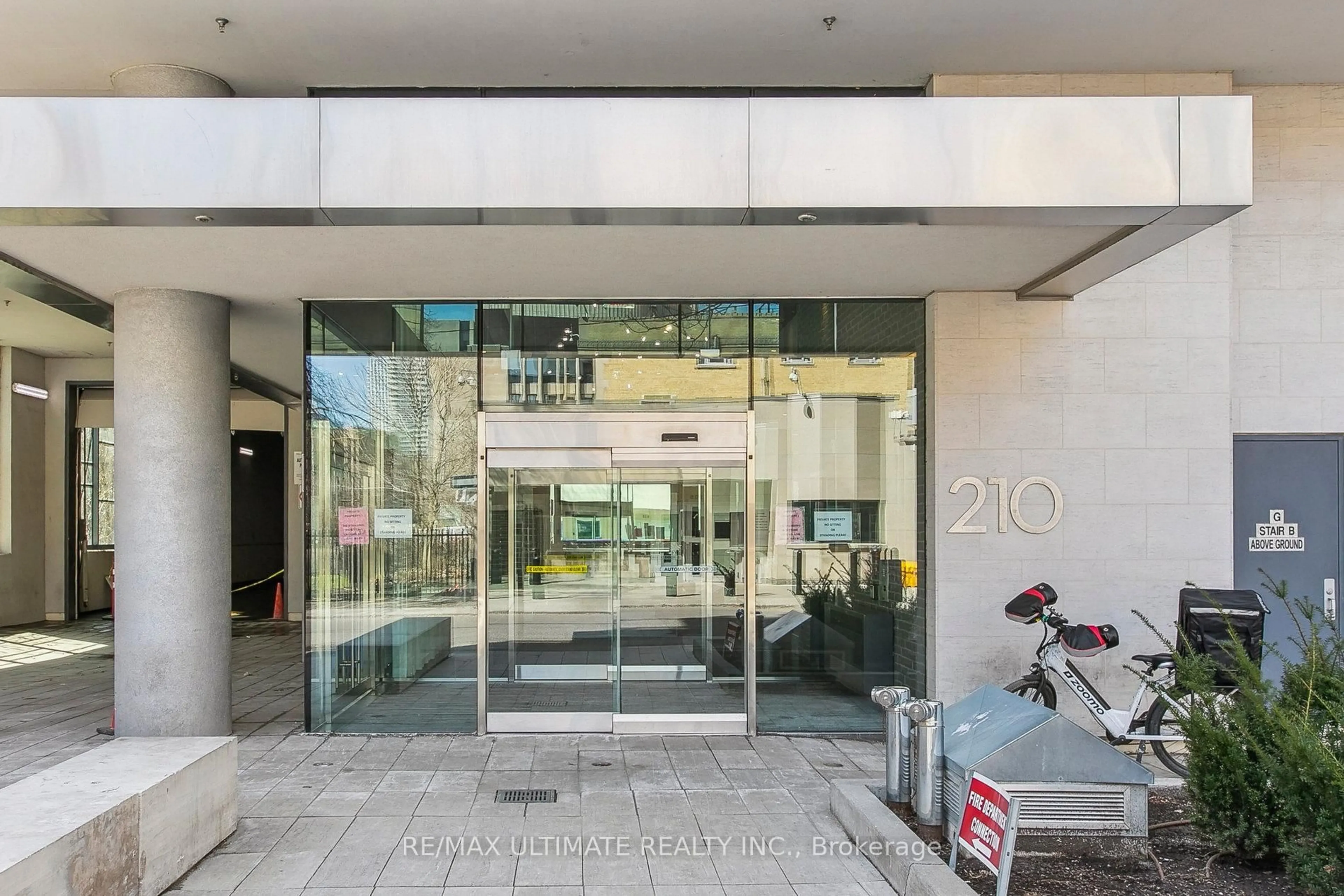 Indoor foyer for 210 Simcoe St #611, Toronto Ontario M5T 0A9