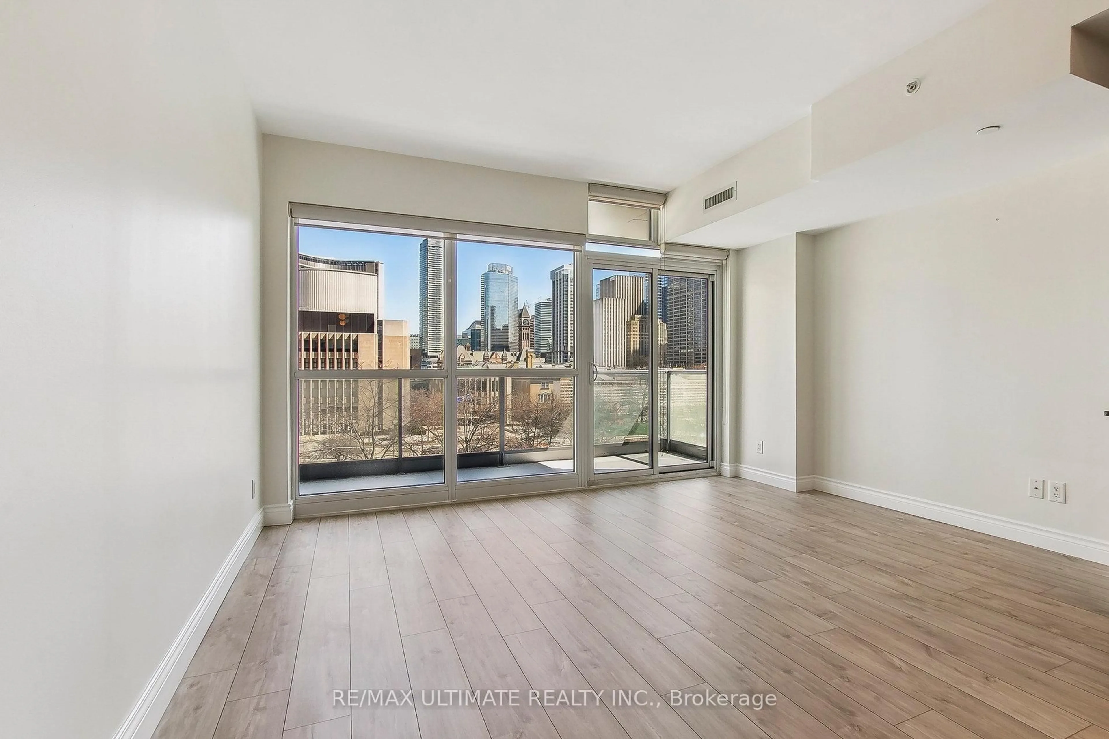 A pic of a room for 210 Simcoe St #611, Toronto Ontario M5T 0A9