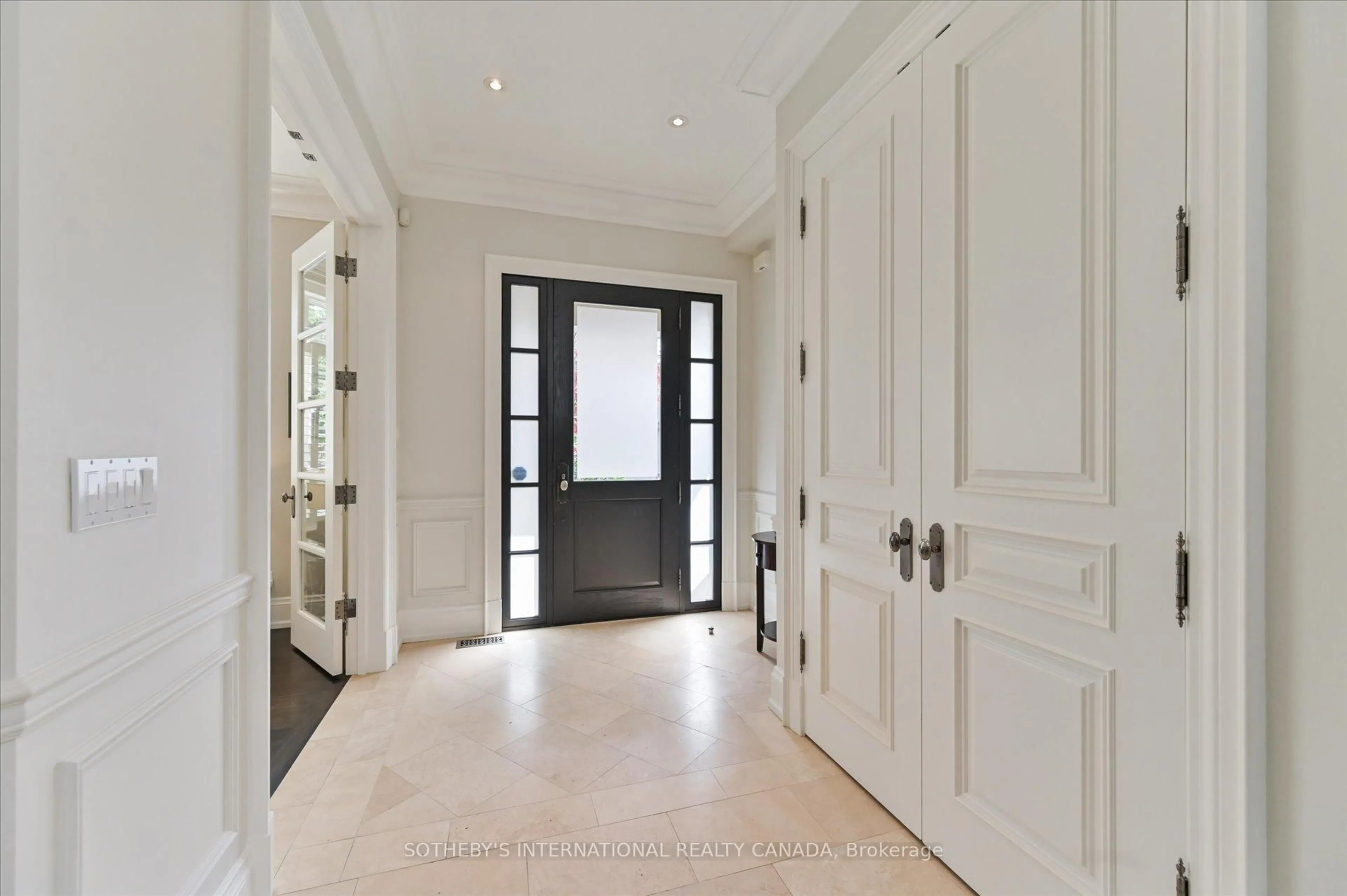 Indoor entryway for 446 Elm Rd, Toronto Ontario M3W 3W9