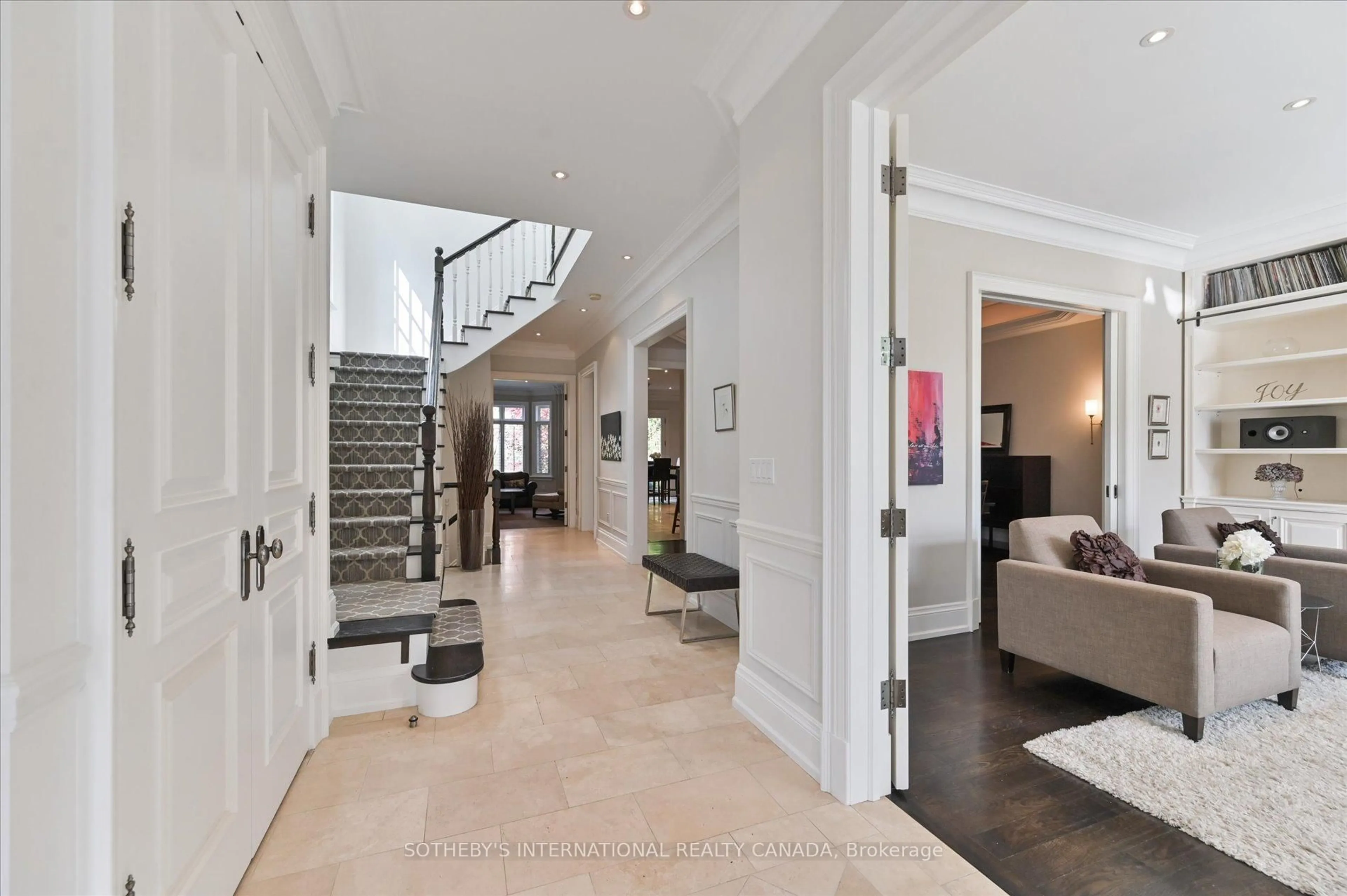 Indoor foyer for 446 Elm Rd, Toronto Ontario M3W 3W9