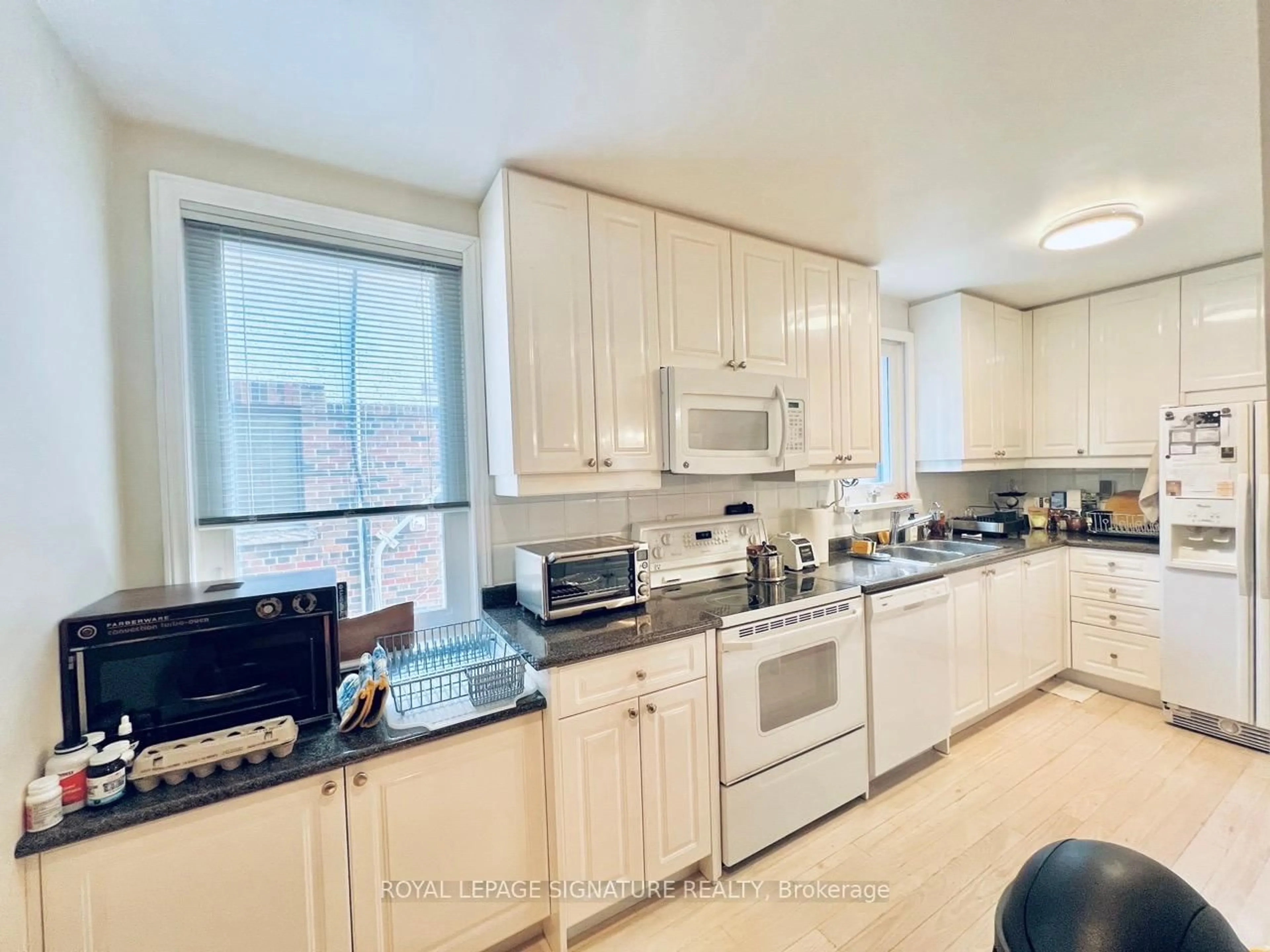 Unknown for 24 College View Ave, Toronto Ontario M5P 1J4