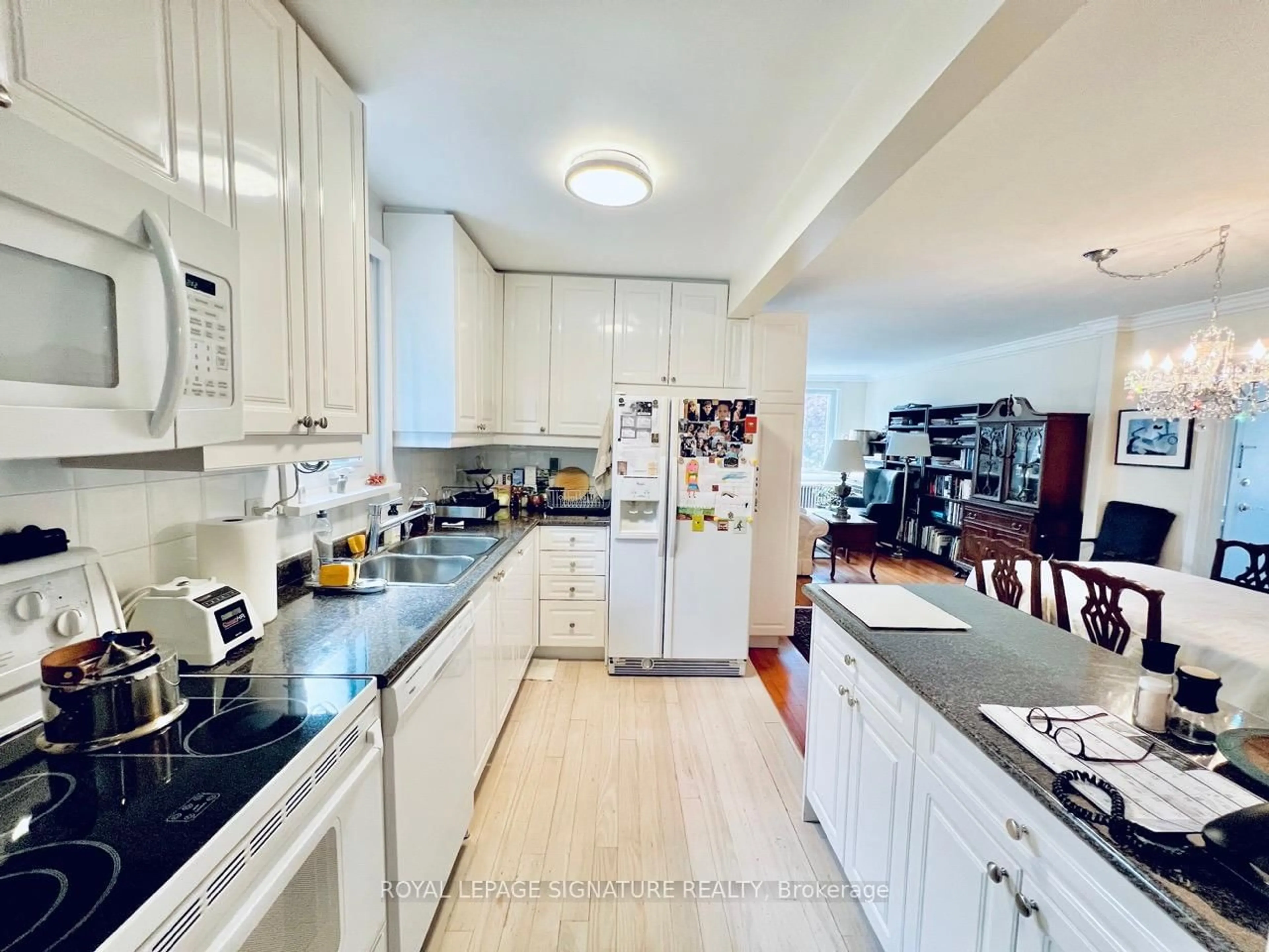 Unknown for 24 College View Ave, Toronto Ontario M5P 1J4
