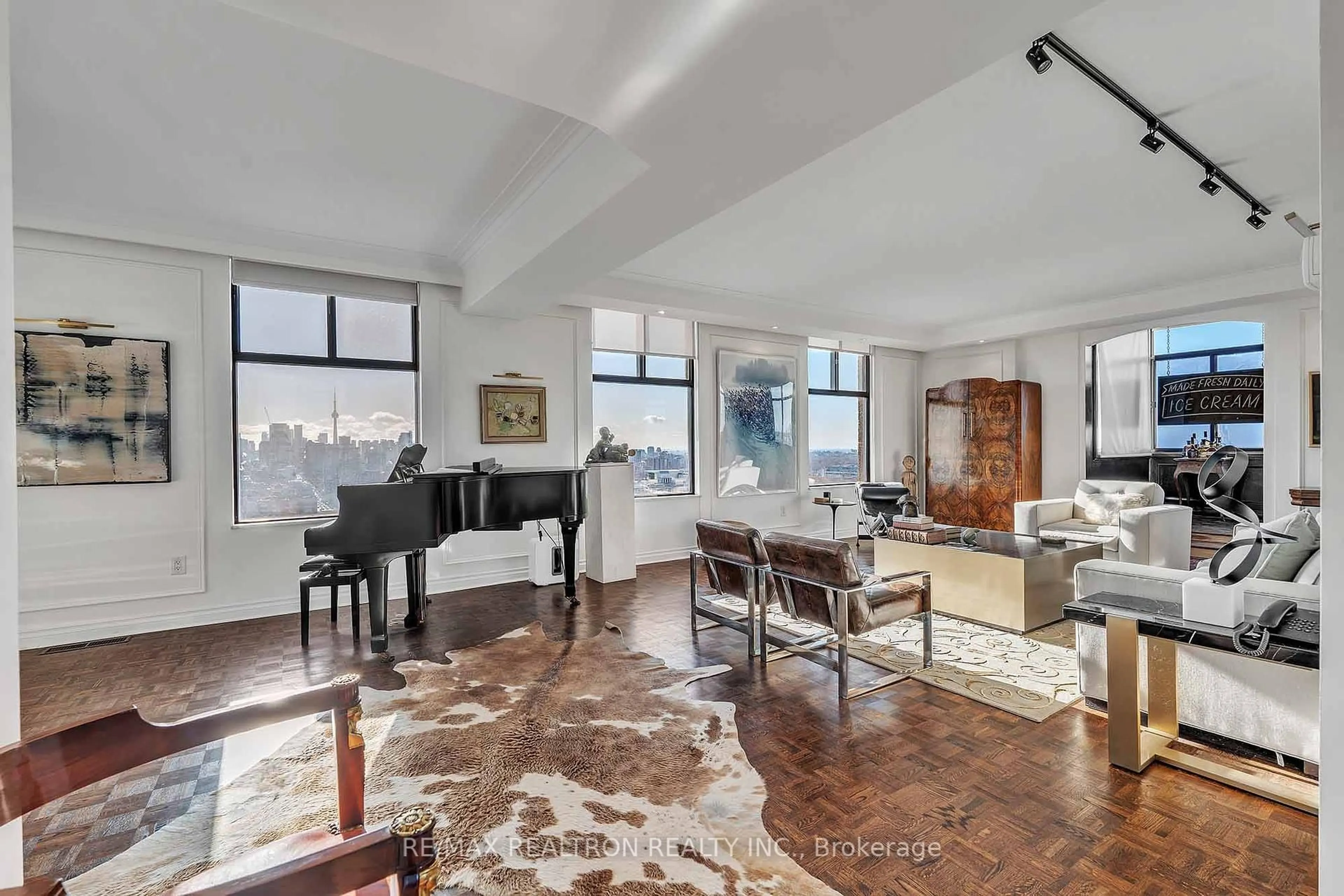 Living room with furniture, unknown for 423 Avenue Rd #12, Toronto Ontario M4V 2H7