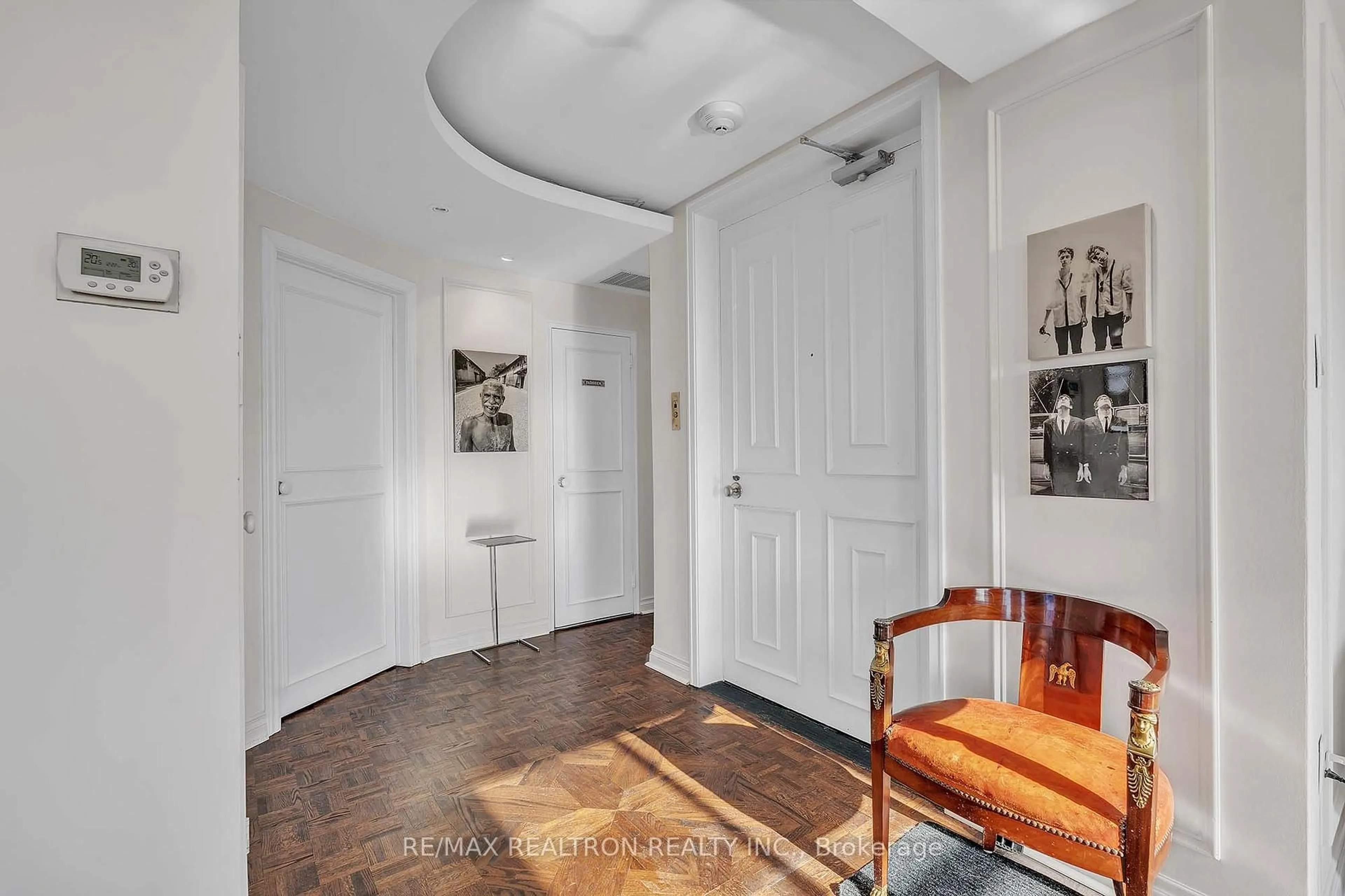 Indoor entryway for 423 Avenue Rd #12, Toronto Ontario M4V 2H7