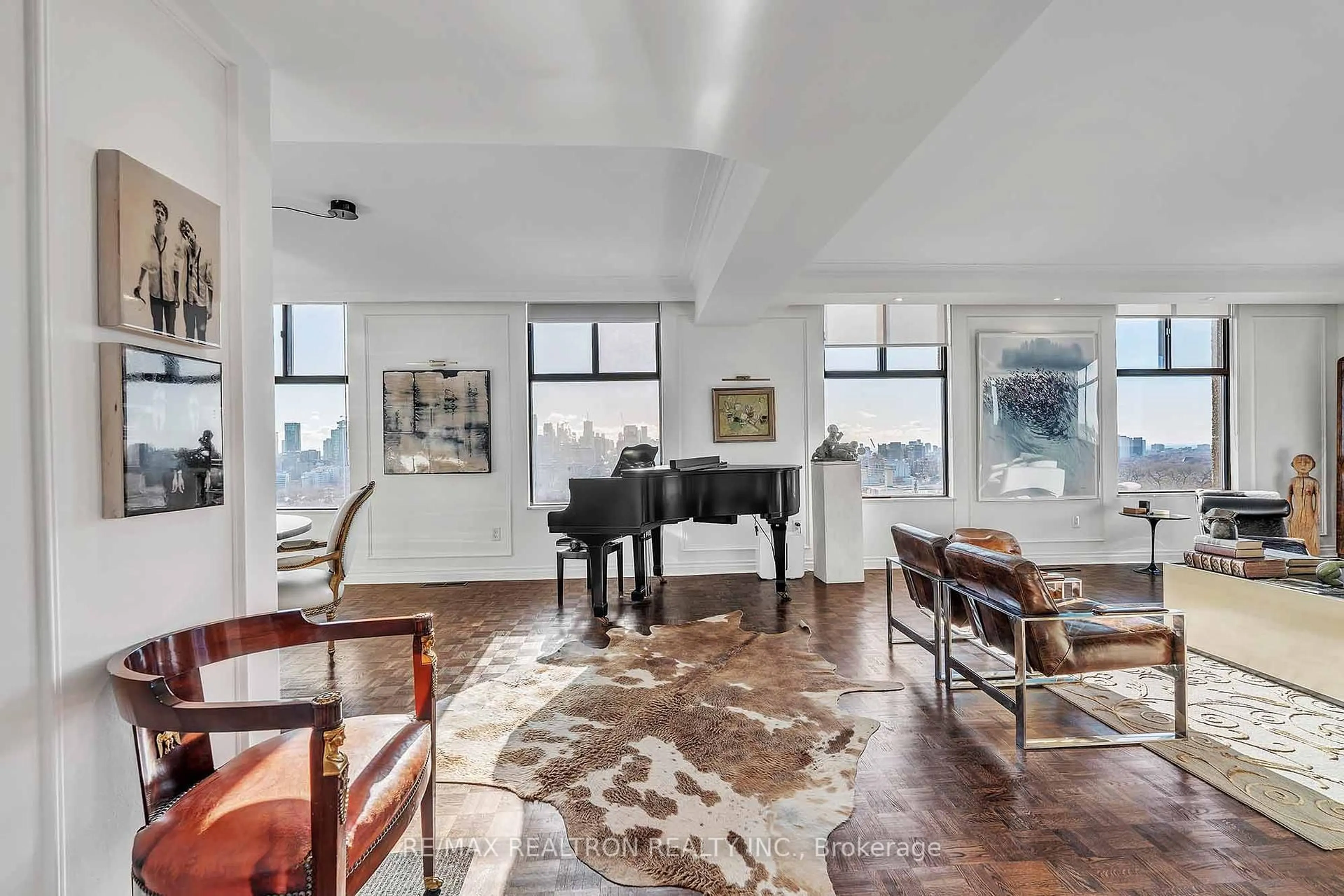 Indoor foyer for 423 Avenue Rd #12, Toronto Ontario M4V 2H7