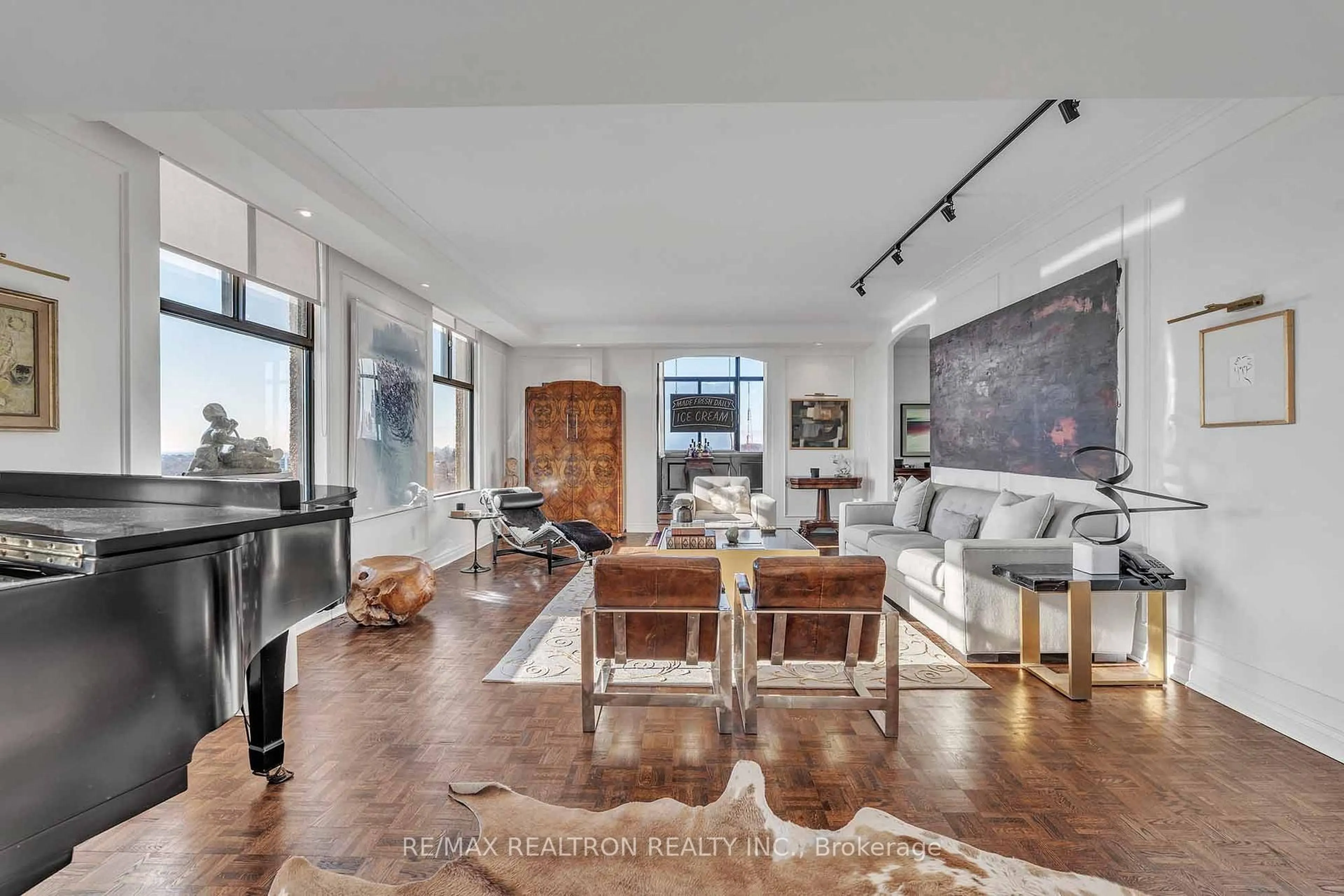 Living room with furniture, unknown for 423 Avenue Rd #12, Toronto Ontario M4V 2H7