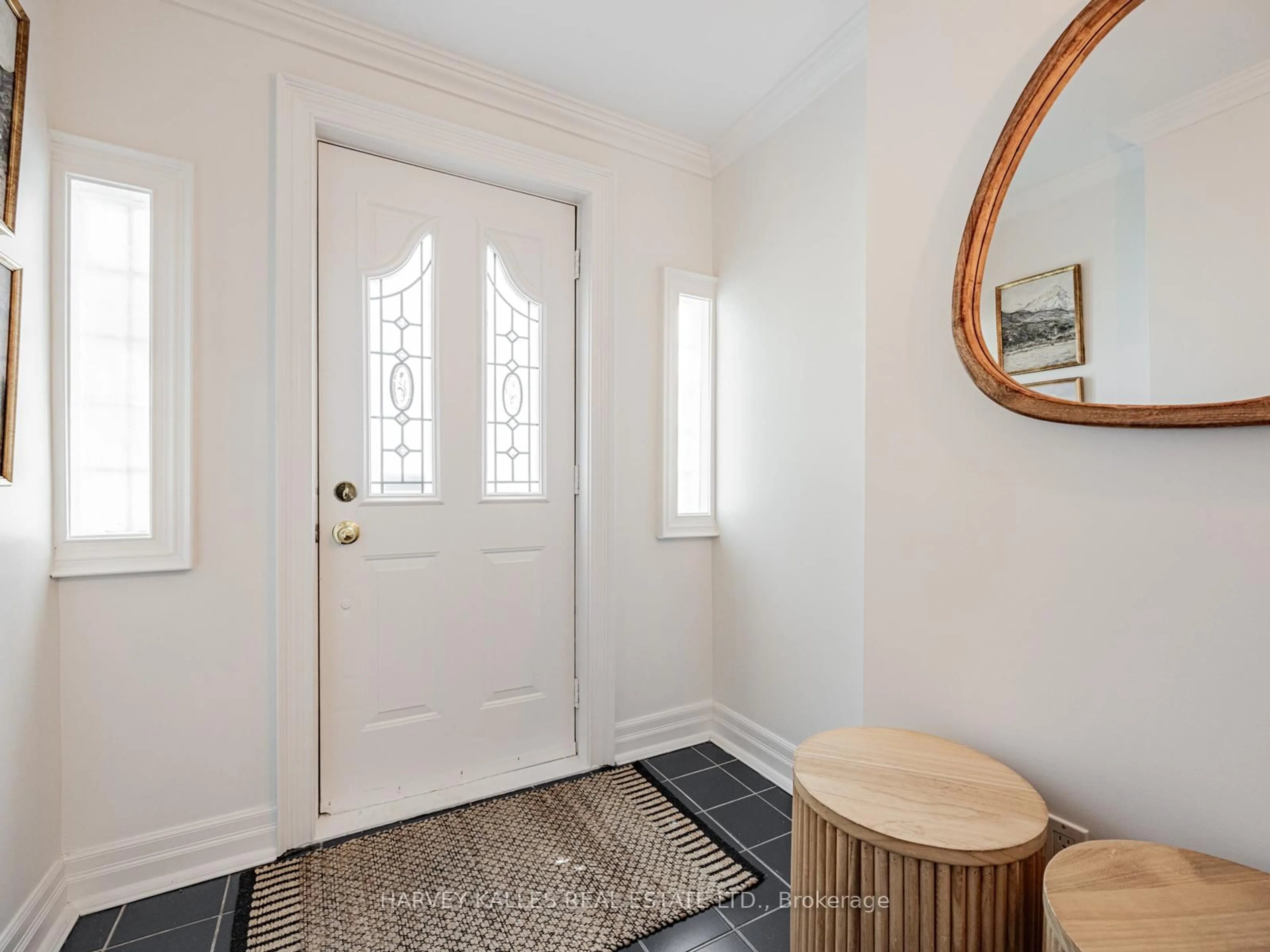 Indoor entryway for 191 Glen Cedar Rd, Toronto Ontario M6C 3G9