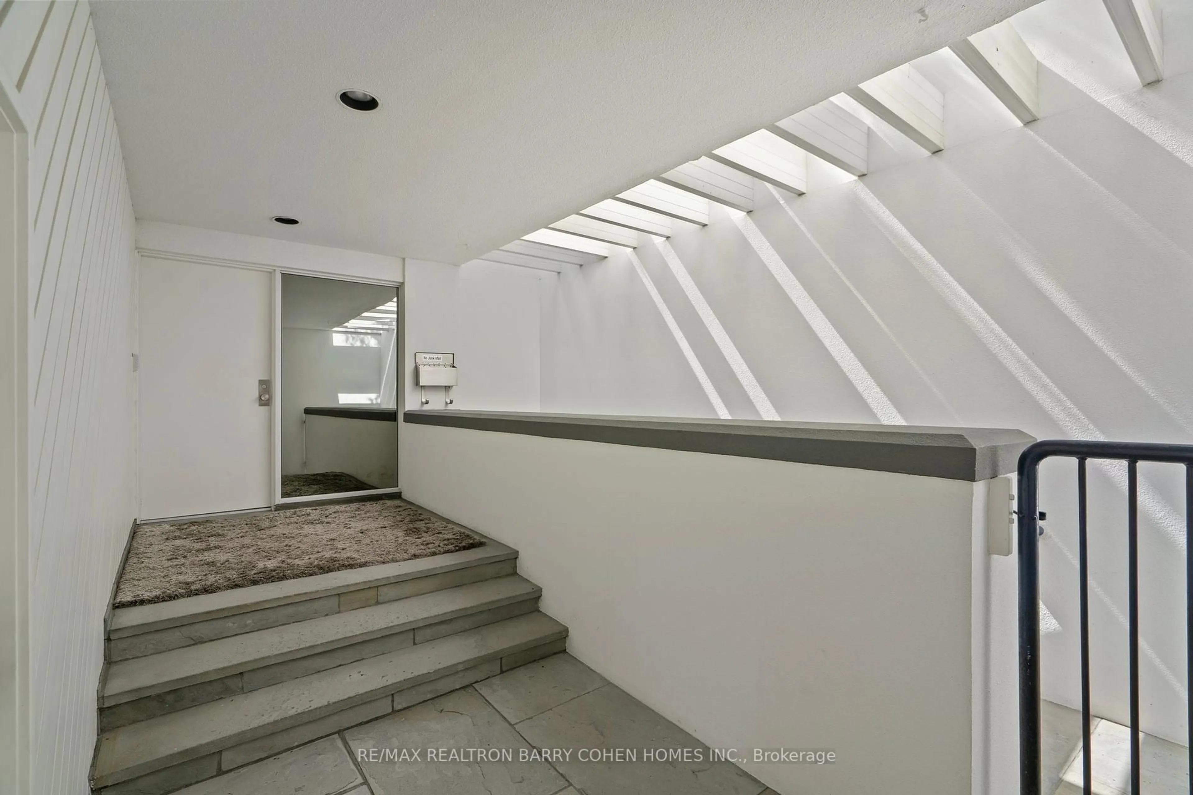 Indoor foyer for 25 Misty Cres, Toronto Ontario M3B 1T2
