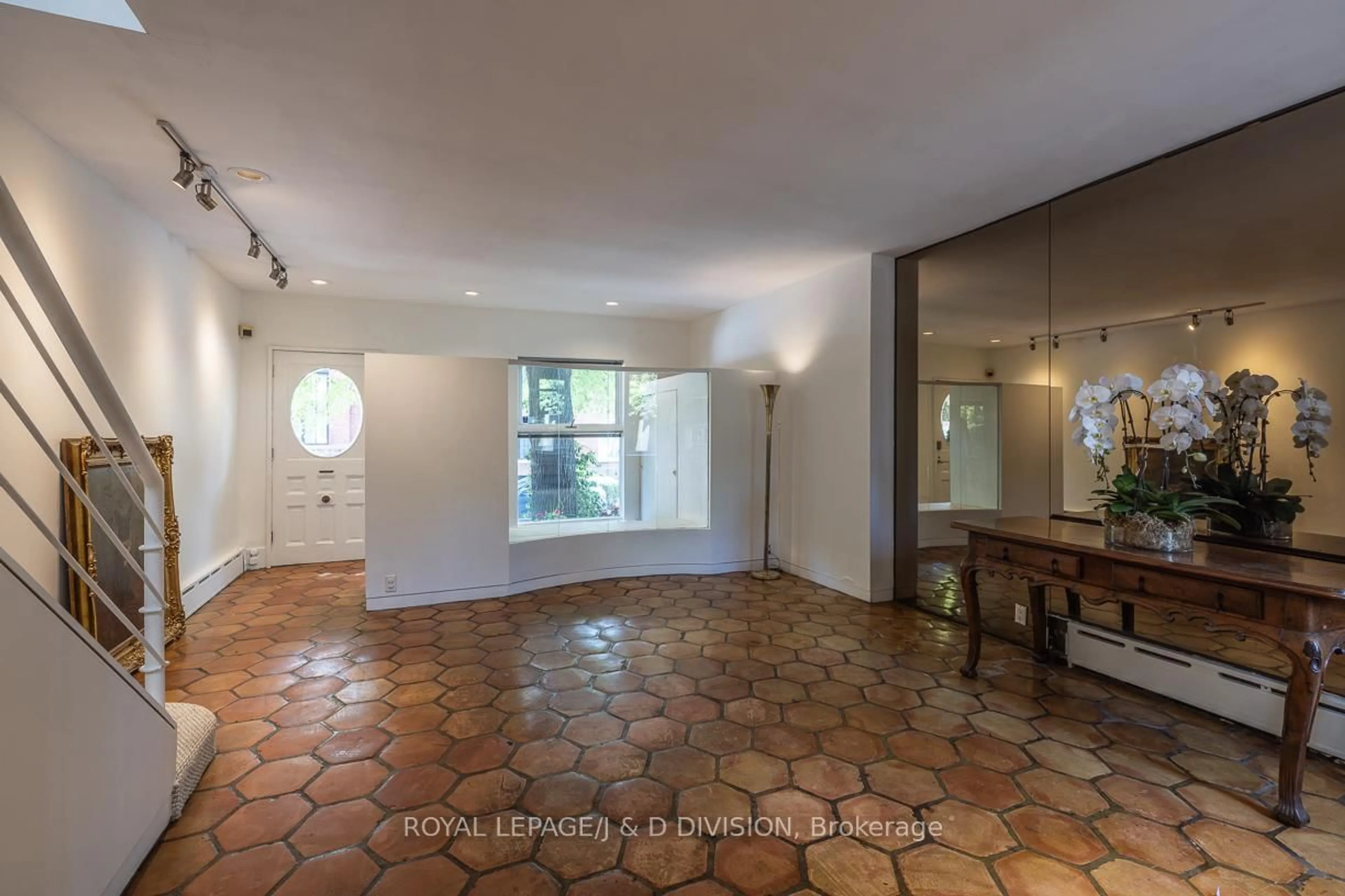 Indoor foyer for 6 Gibson Ave, Toronto Ontario M5R 1T5