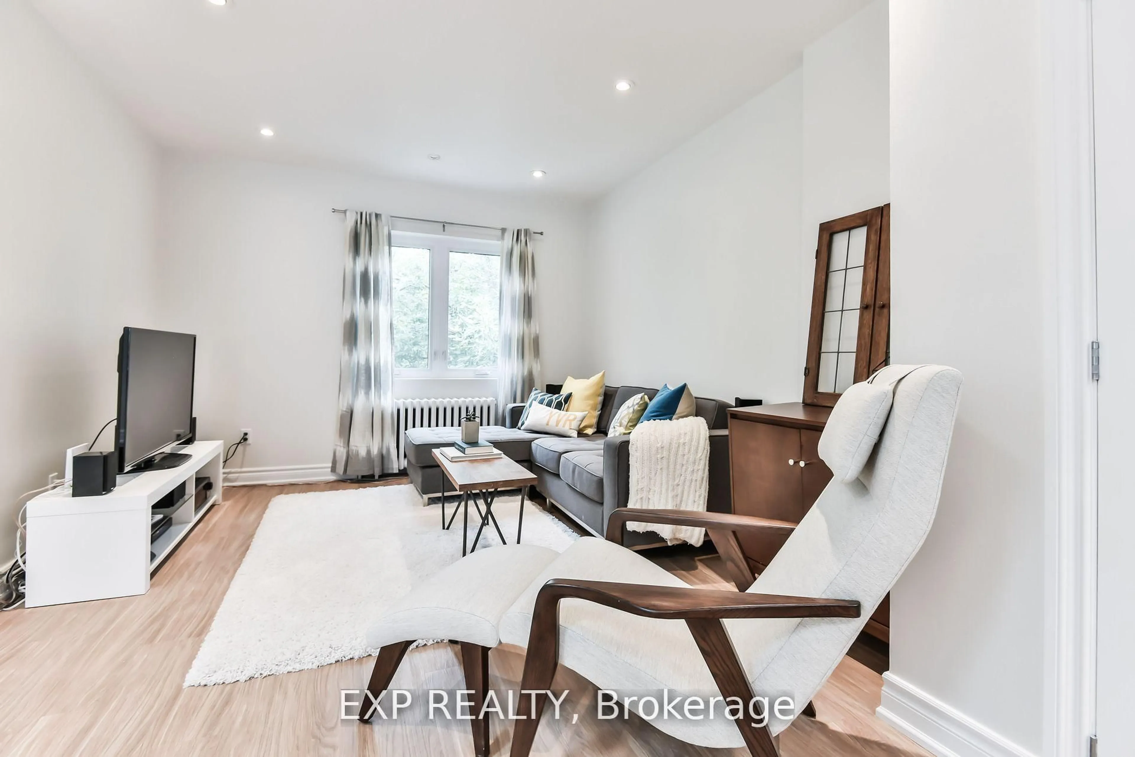 Living room with furniture, wood/laminate floor for 360 Roxton Rd, Toronto Ontario M6G 3R2