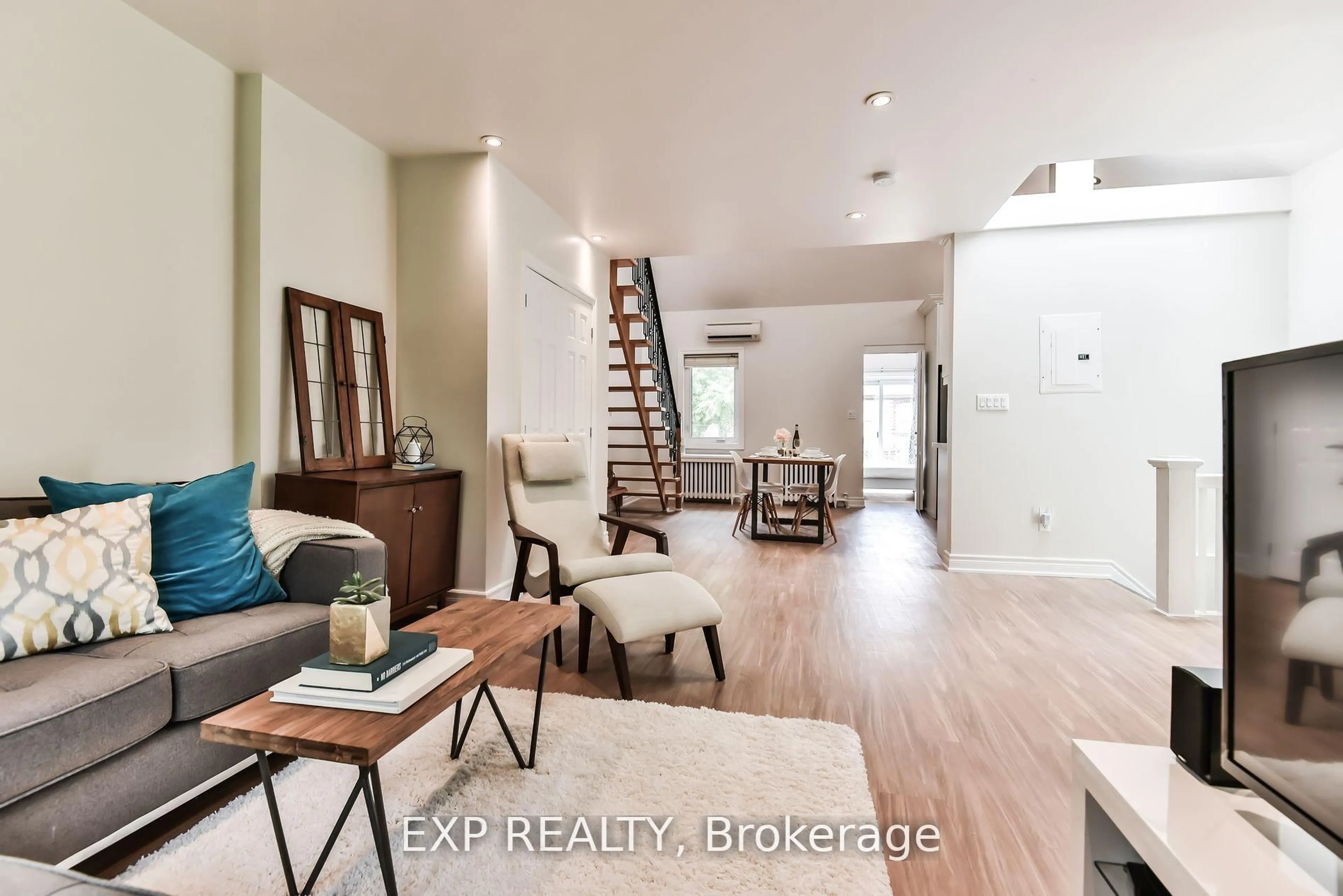Indoor entryway for 360 Roxton Rd, Toronto Ontario M6G 3R2