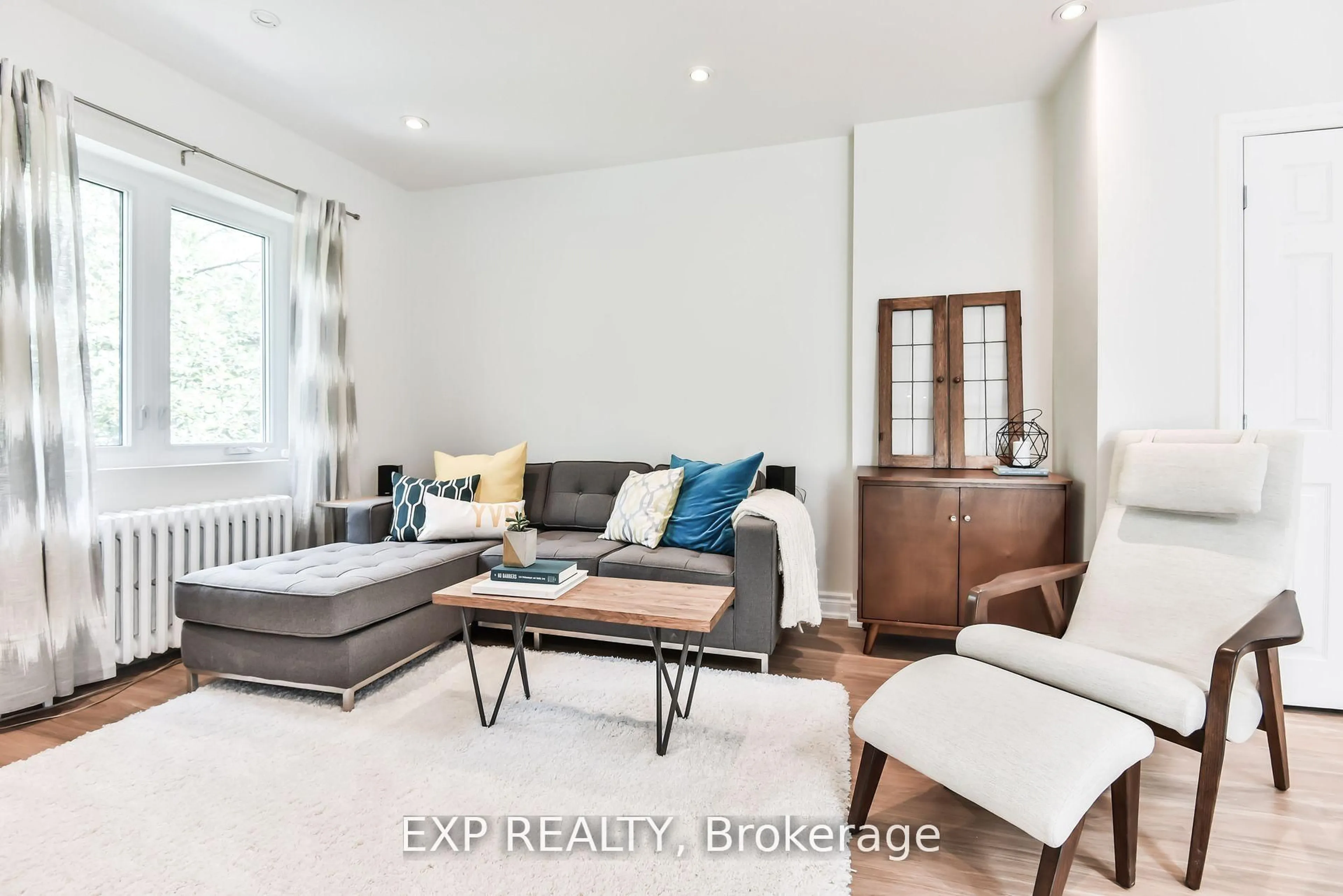 Living room with furniture, unknown for 360 Roxton Rd, Toronto Ontario M6G 3R2