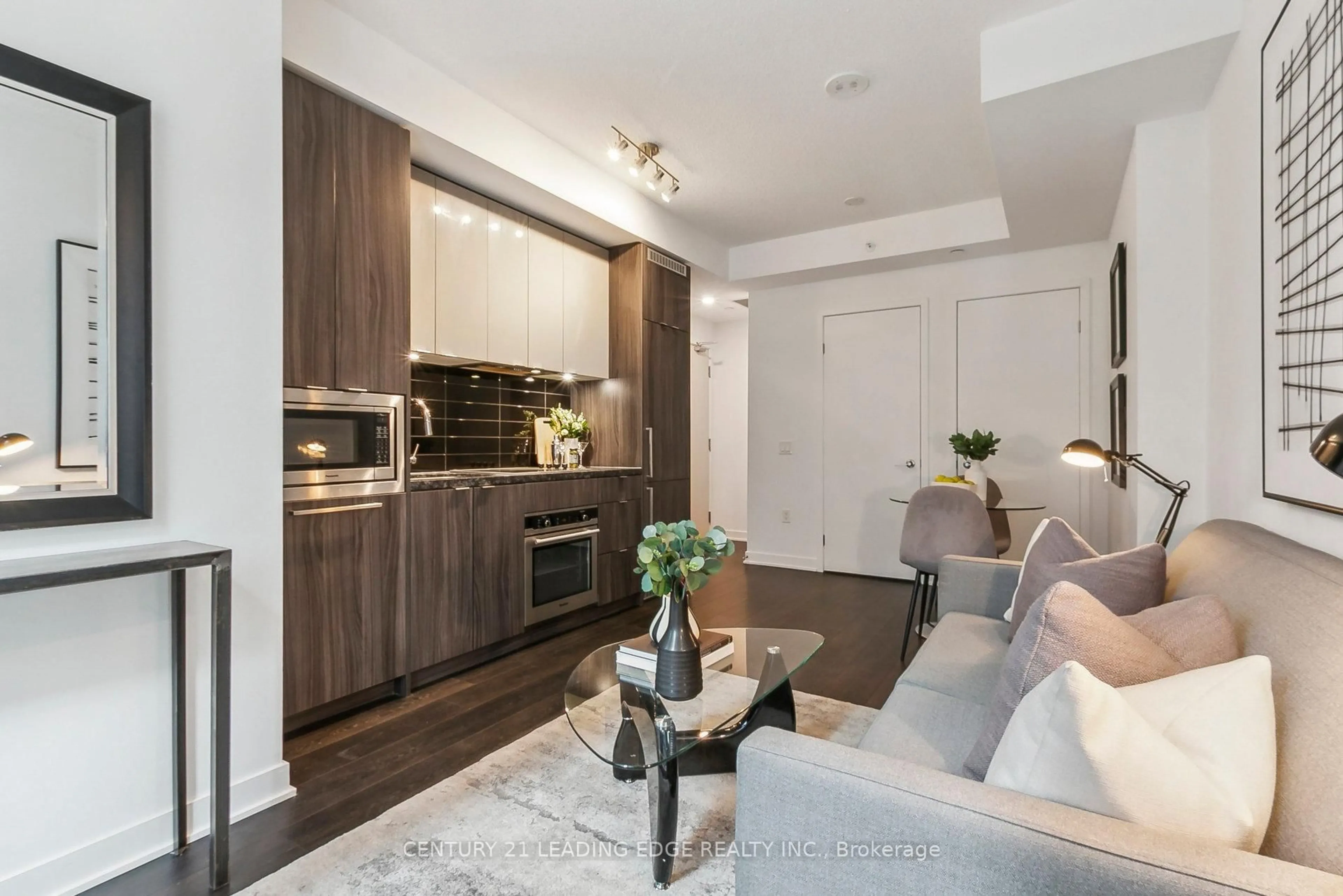 Open concept kitchen, wood/laminate floor for 115 Blue Jays Way #519, Toronto Ontario M5V 0N4