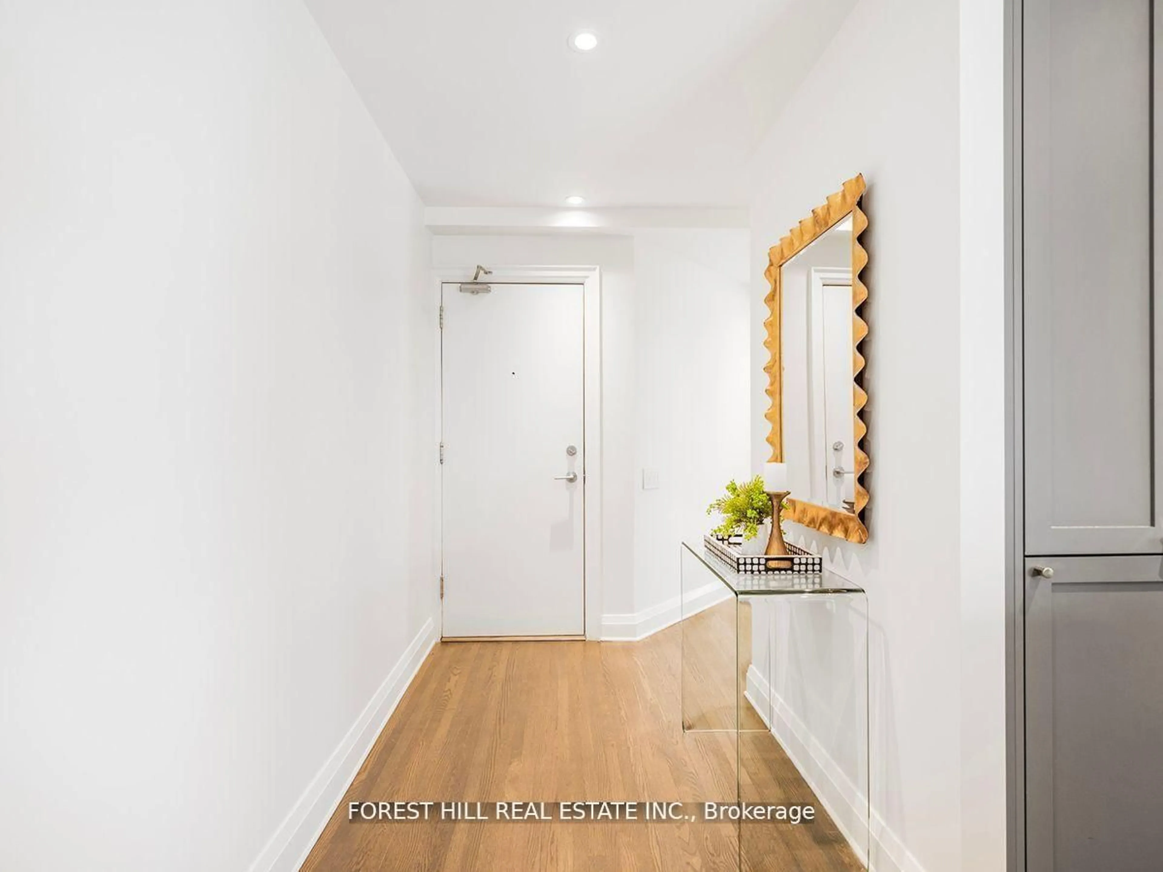 Indoor entryway for 717 Eglinton Ave #307, Toronto Ontario M5N 1C9