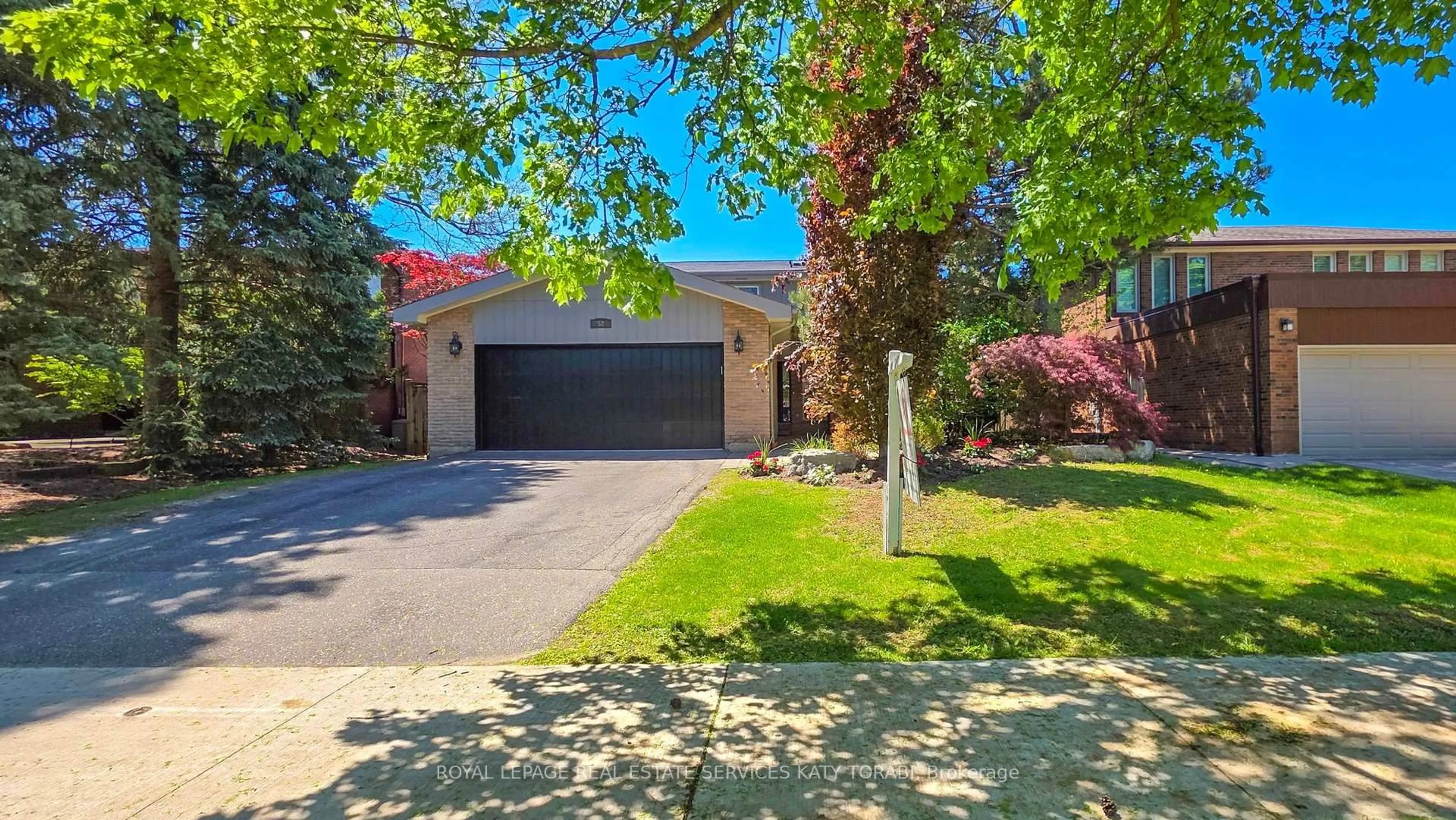 A pic from outside/outdoor area/front of a property/back of a property/a pic from drone, street for 52 Leacock Cres, Toronto Ontario M3B 1P1