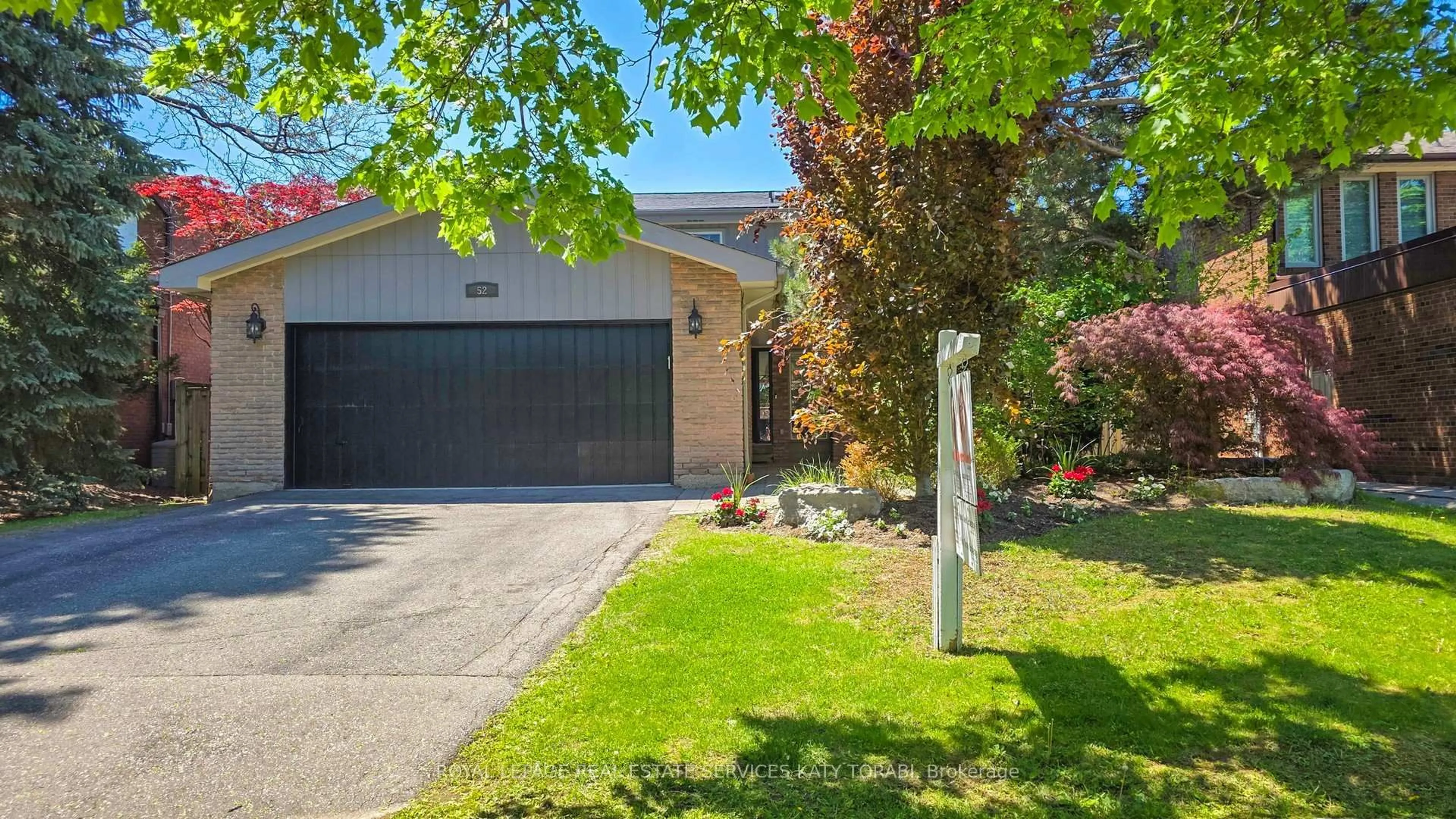 A pic from outside/outdoor area/front of a property/back of a property/a pic from drone, street for 52 Leacock Cres, Toronto Ontario M3B 1P1