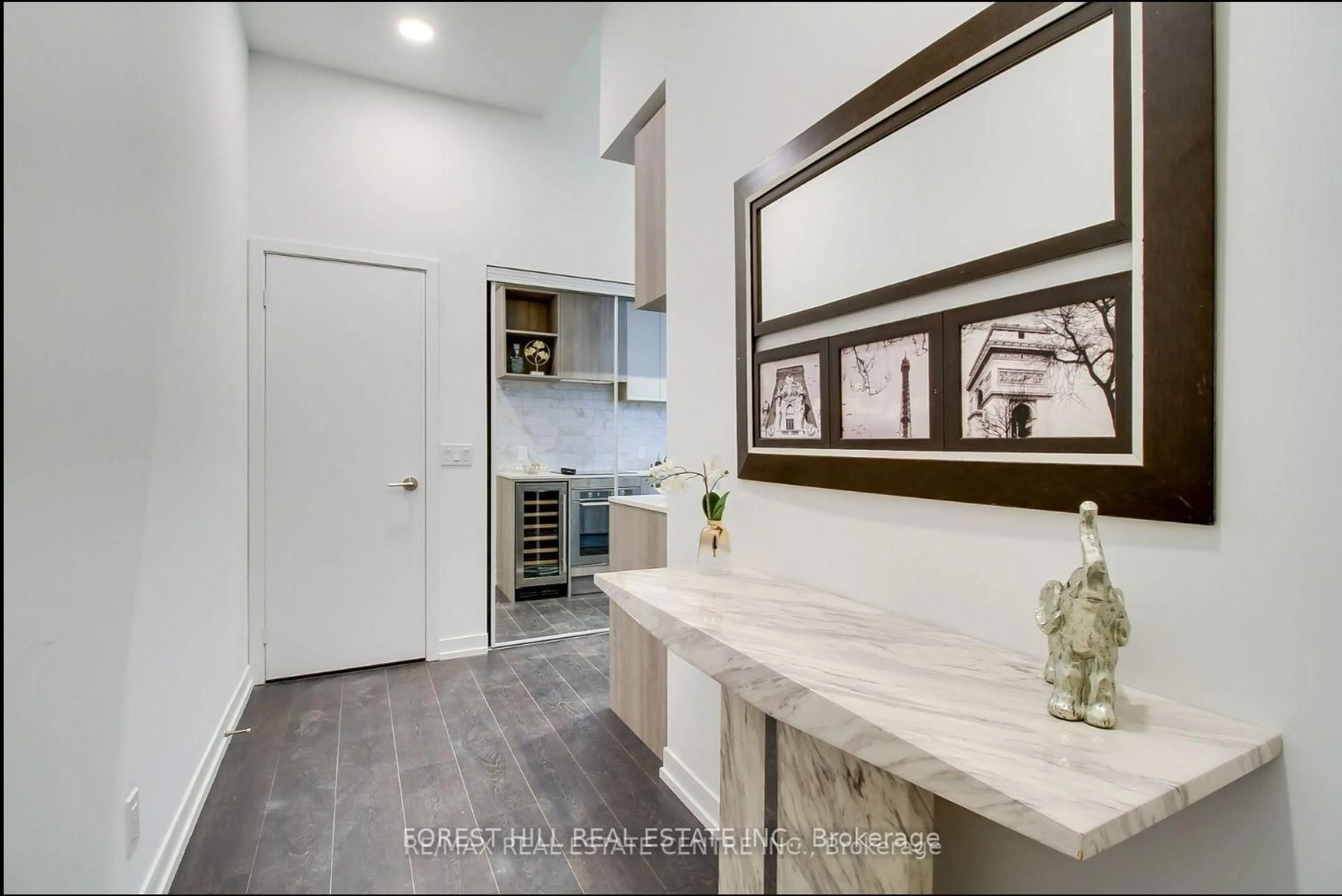 Unknown for 2020 Bathurst St #211, Toronto Ontario M6C 2B9