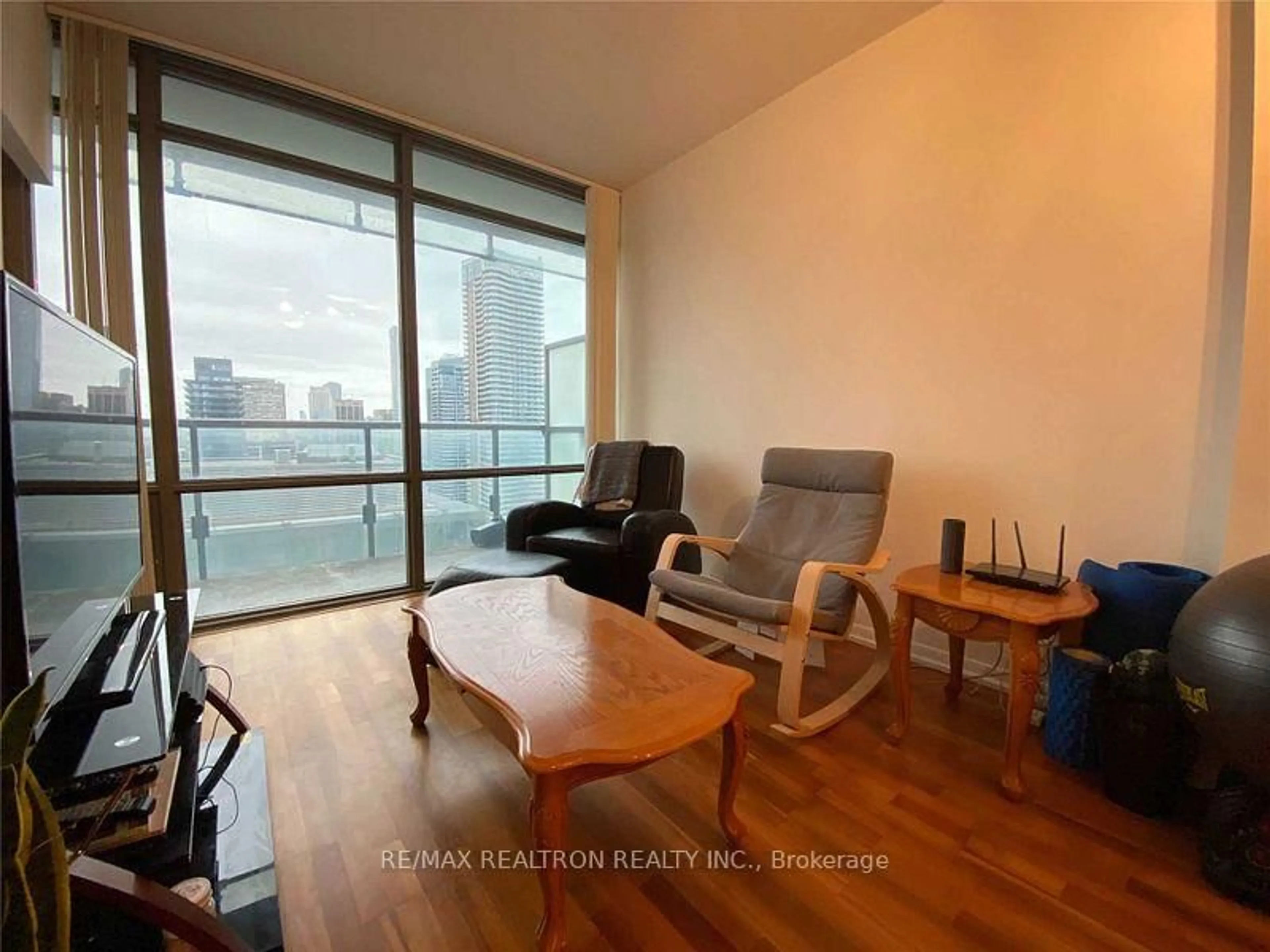Living room with furniture, wood/laminate floor for 38 Grenville St #3809, Toronto Ontario M4Y 1A5