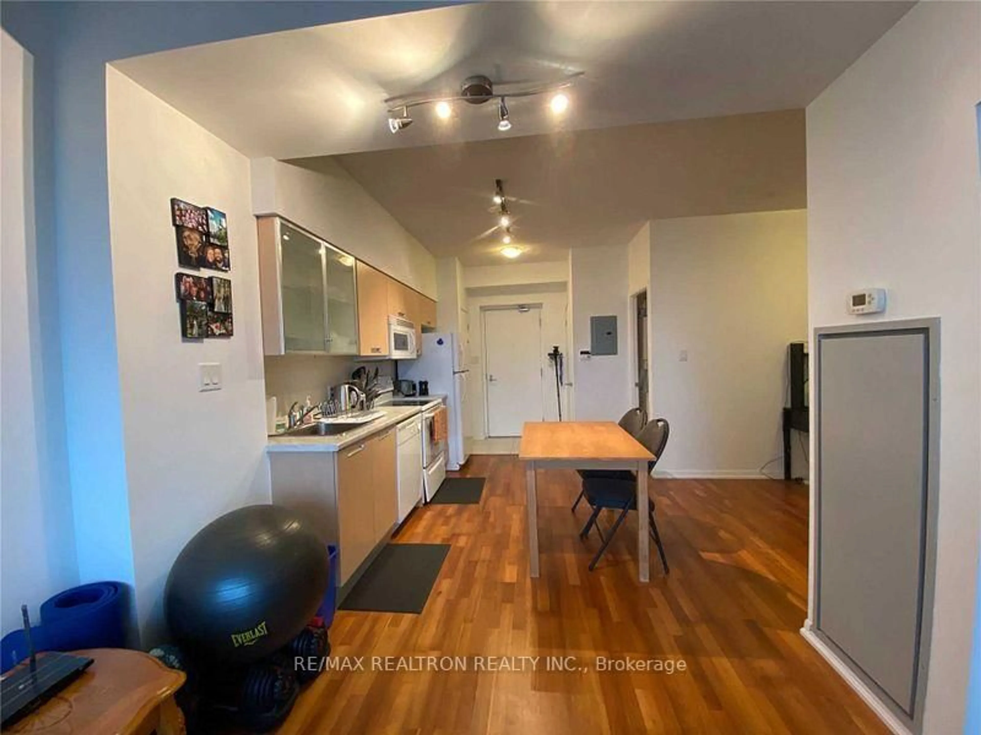 A pic of a room for 38 Grenville St #3809, Toronto Ontario M4Y 1A5