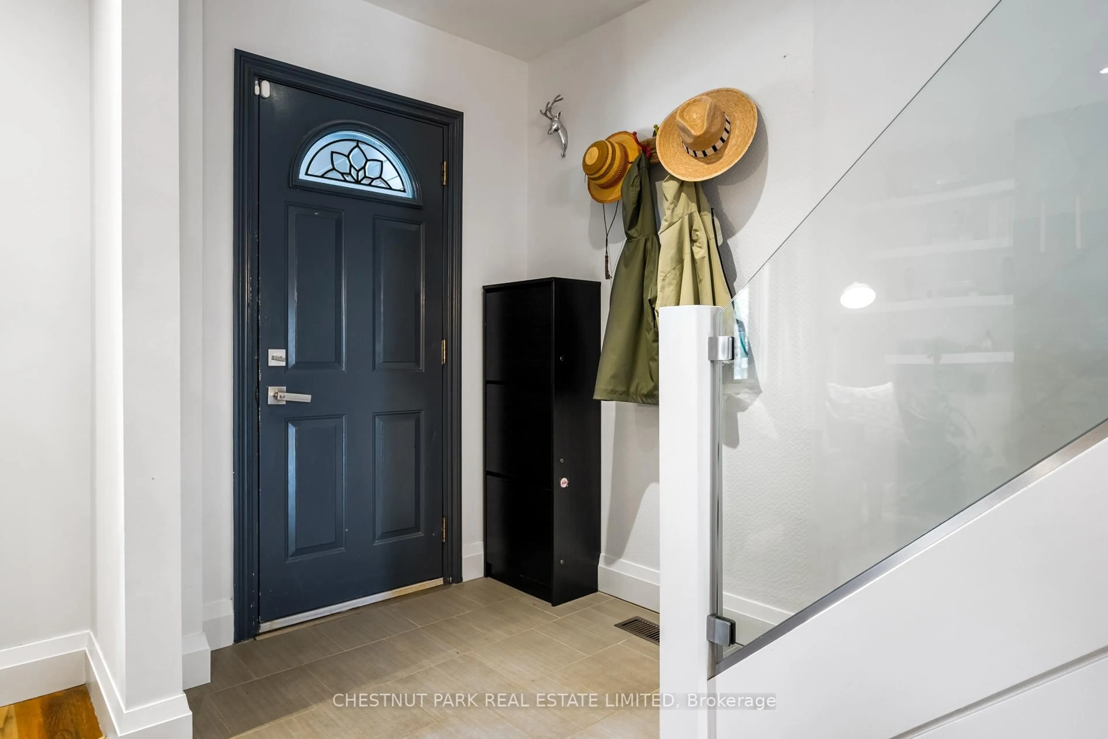 Indoor entryway for 117 Randolph Rd, Toronto Ontario M4G 3S2