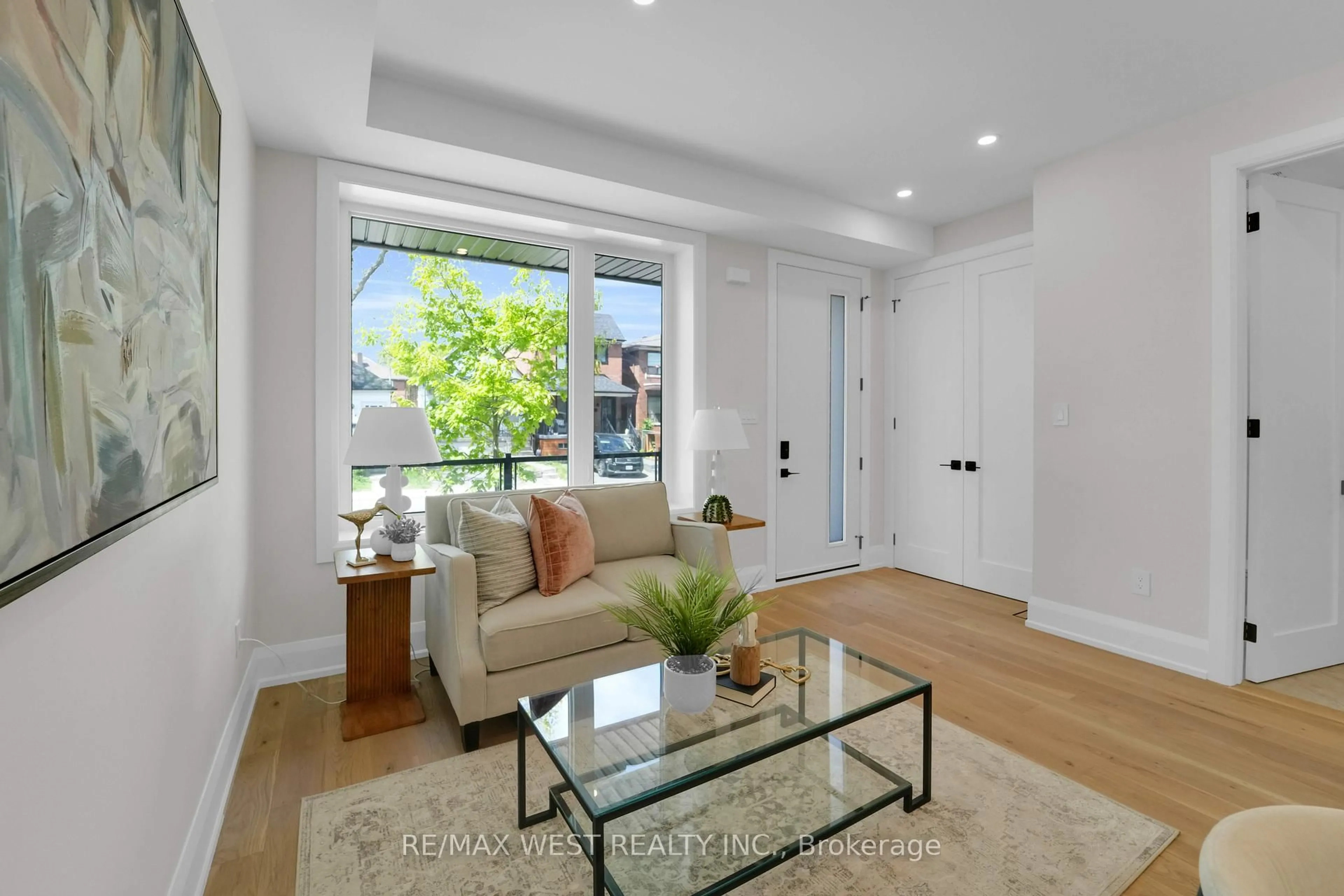 Indoor entryway for 207 Winnett Ave, Toronto Ontario M6C 3L8