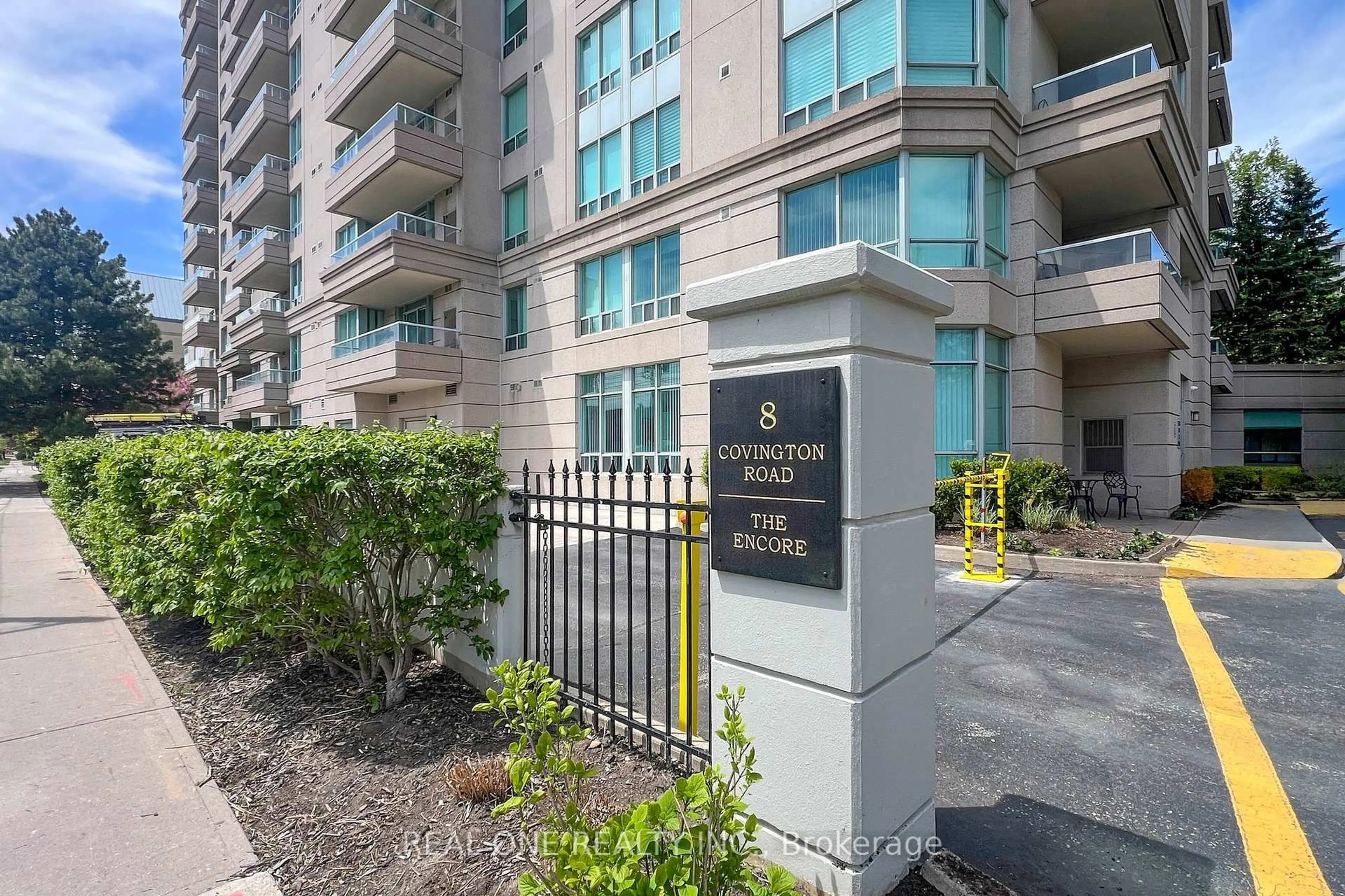 Indoor foyer for 8 Covington Rd #101, Toronto Ontario M6A 3E5