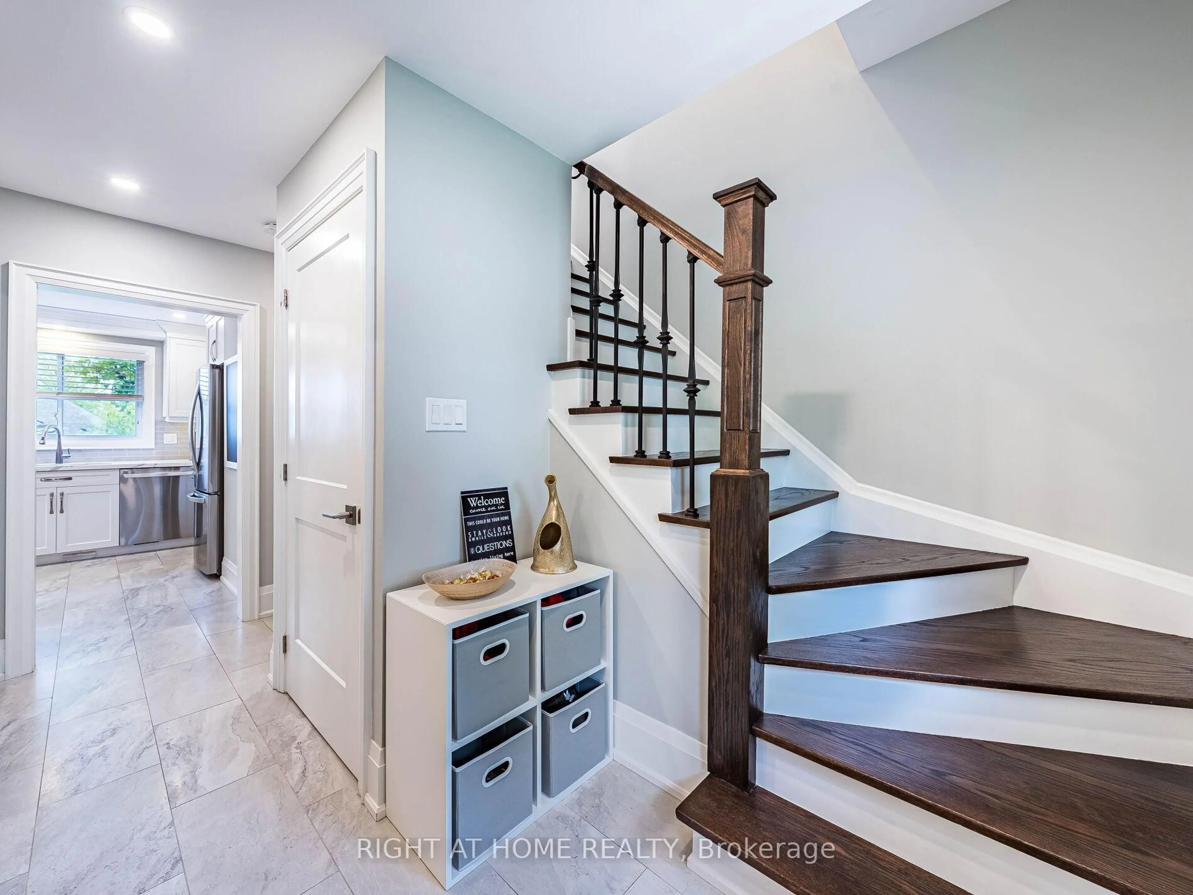 Indoor entryway for 30 Parfield Dr, Toronto Ontario M2J 1B9