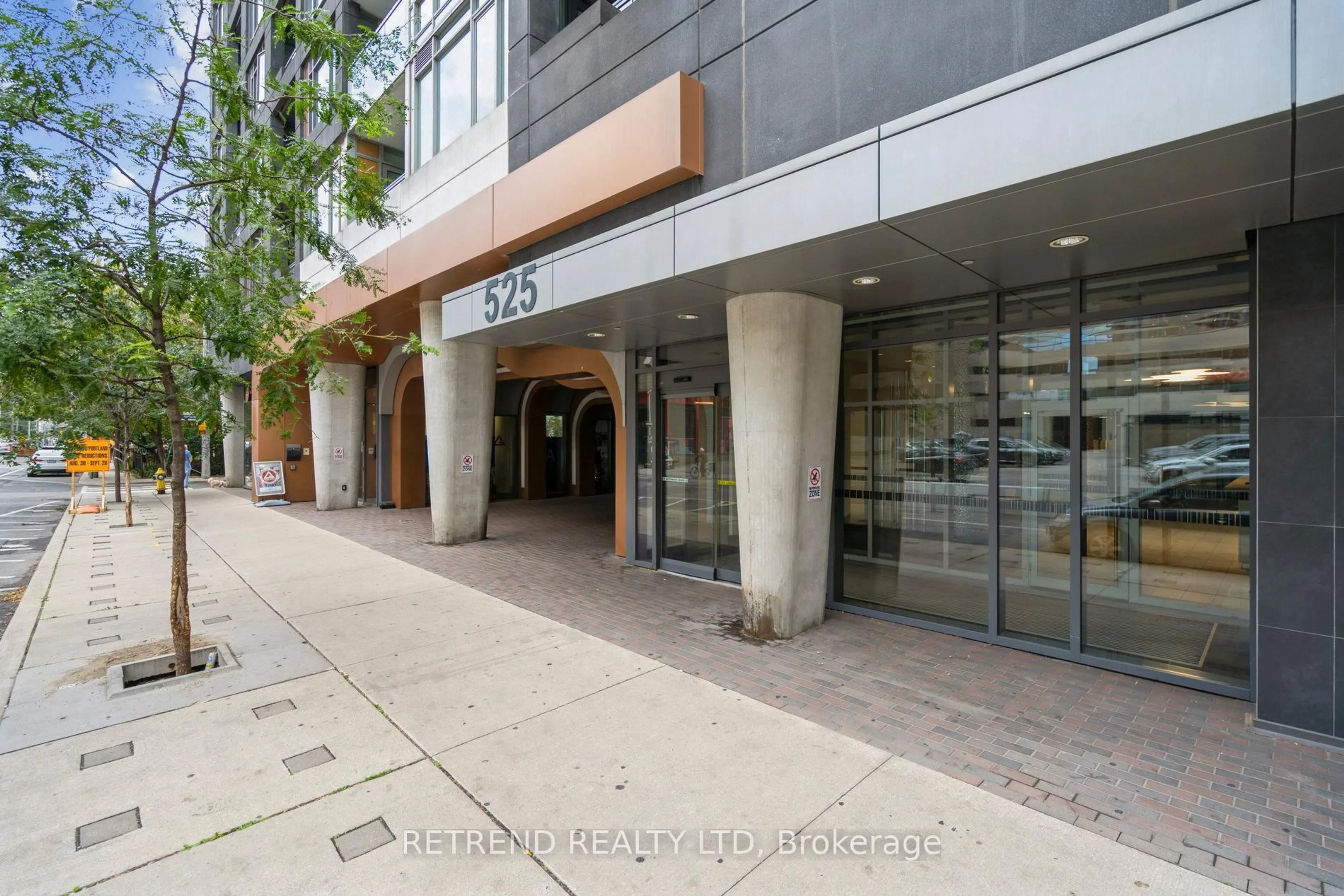 Indoor foyer for 525 Adelaide St #1116, Toronto Ontario M5V 3W8