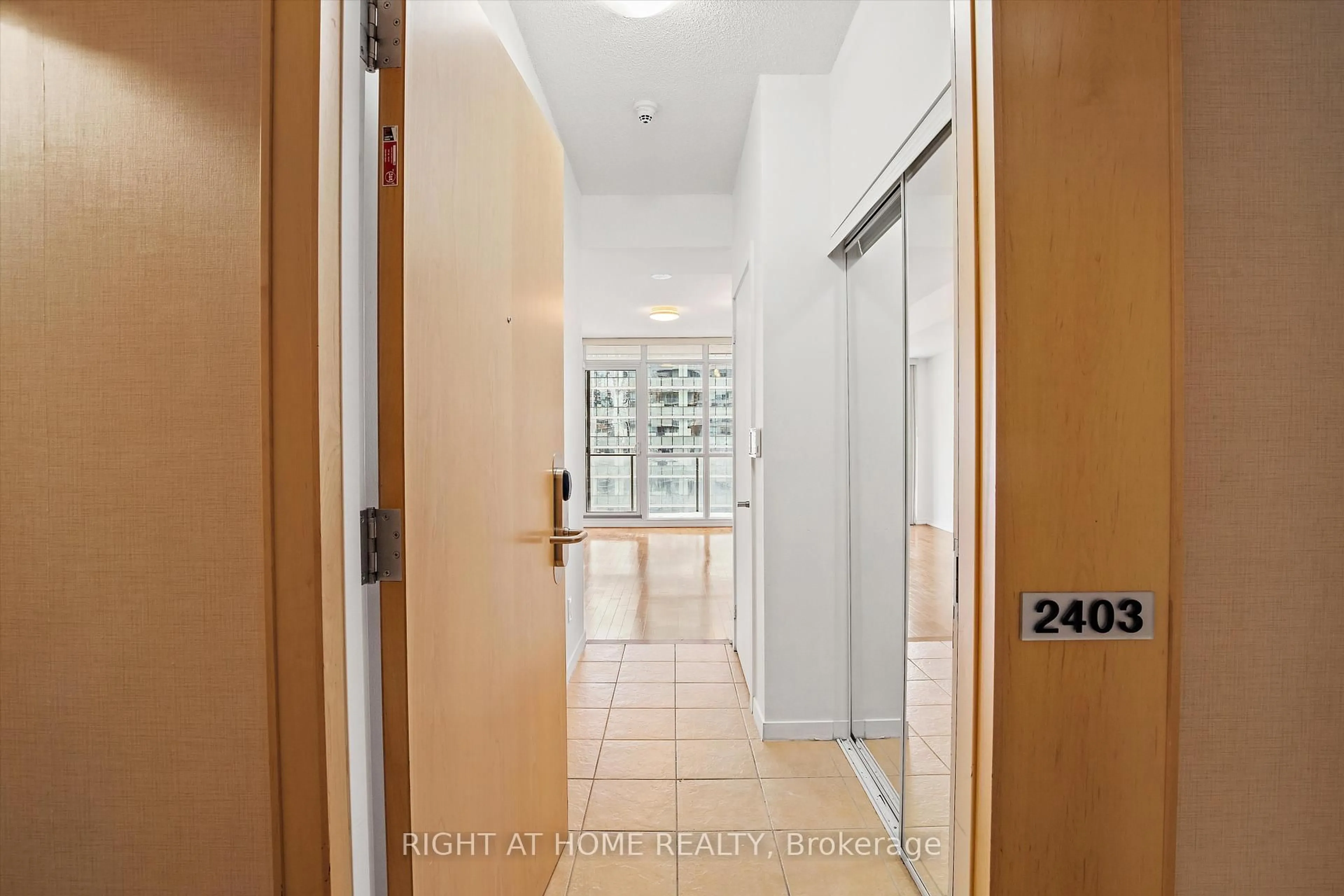 Indoor foyer for 65 Bremner Blvd #2403, Toronto Ontario M5J 0A7