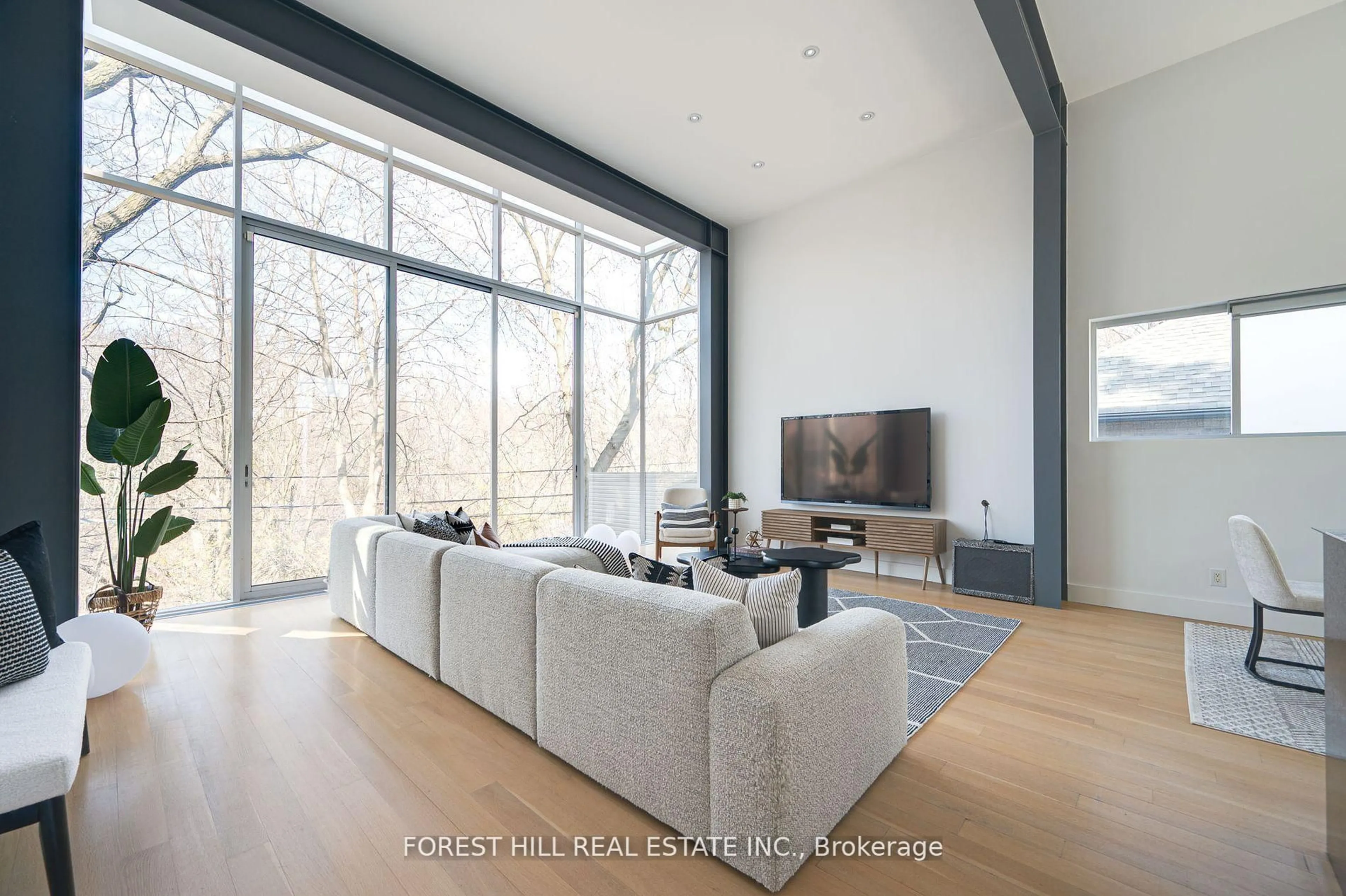 Living room with furniture, unknown for 561 Arlington Ave, Toronto Ontario M6C 3A6