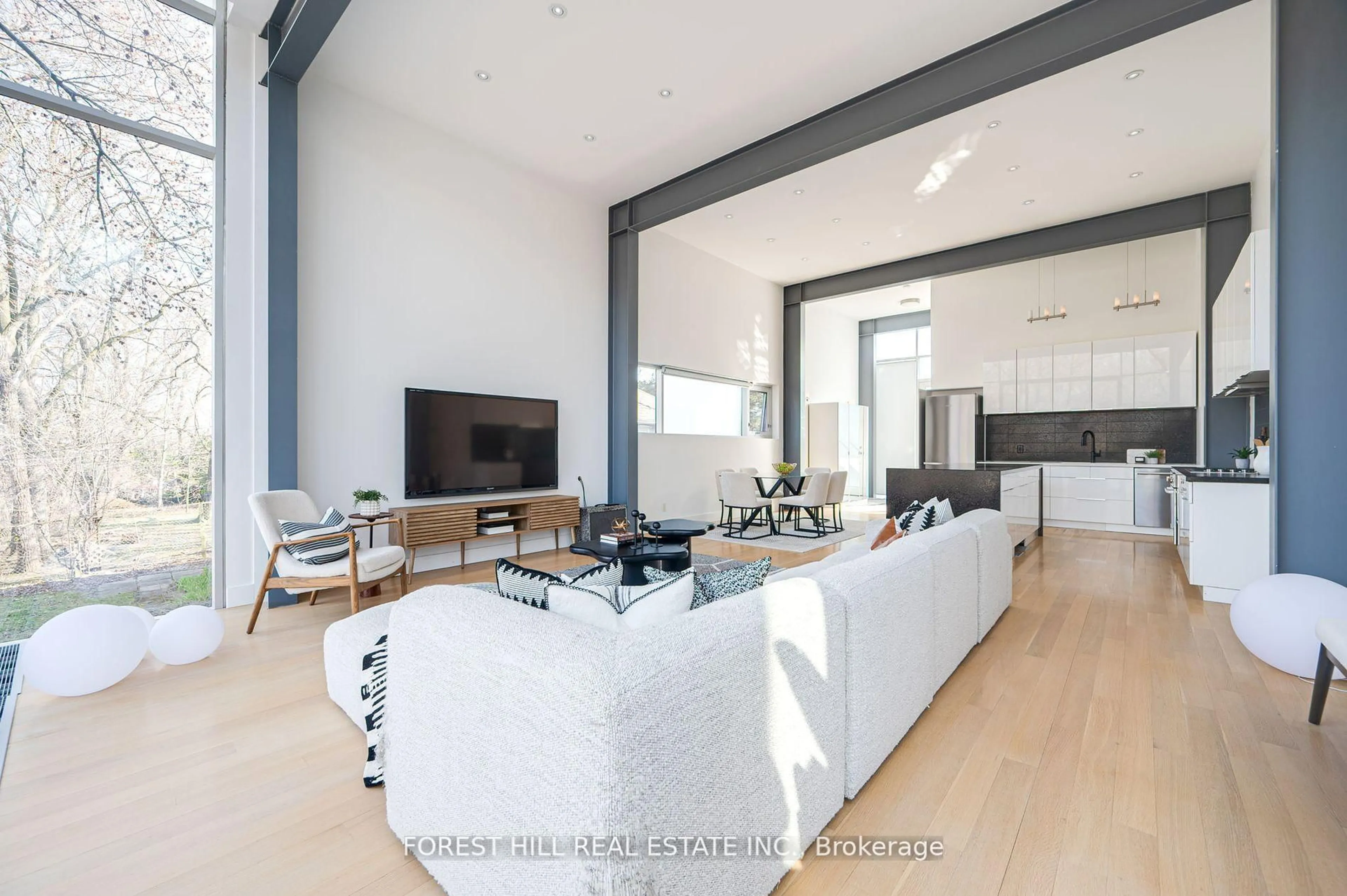 Living room with furniture, unknown for 561 Arlington Ave, Toronto Ontario M6C 3A6