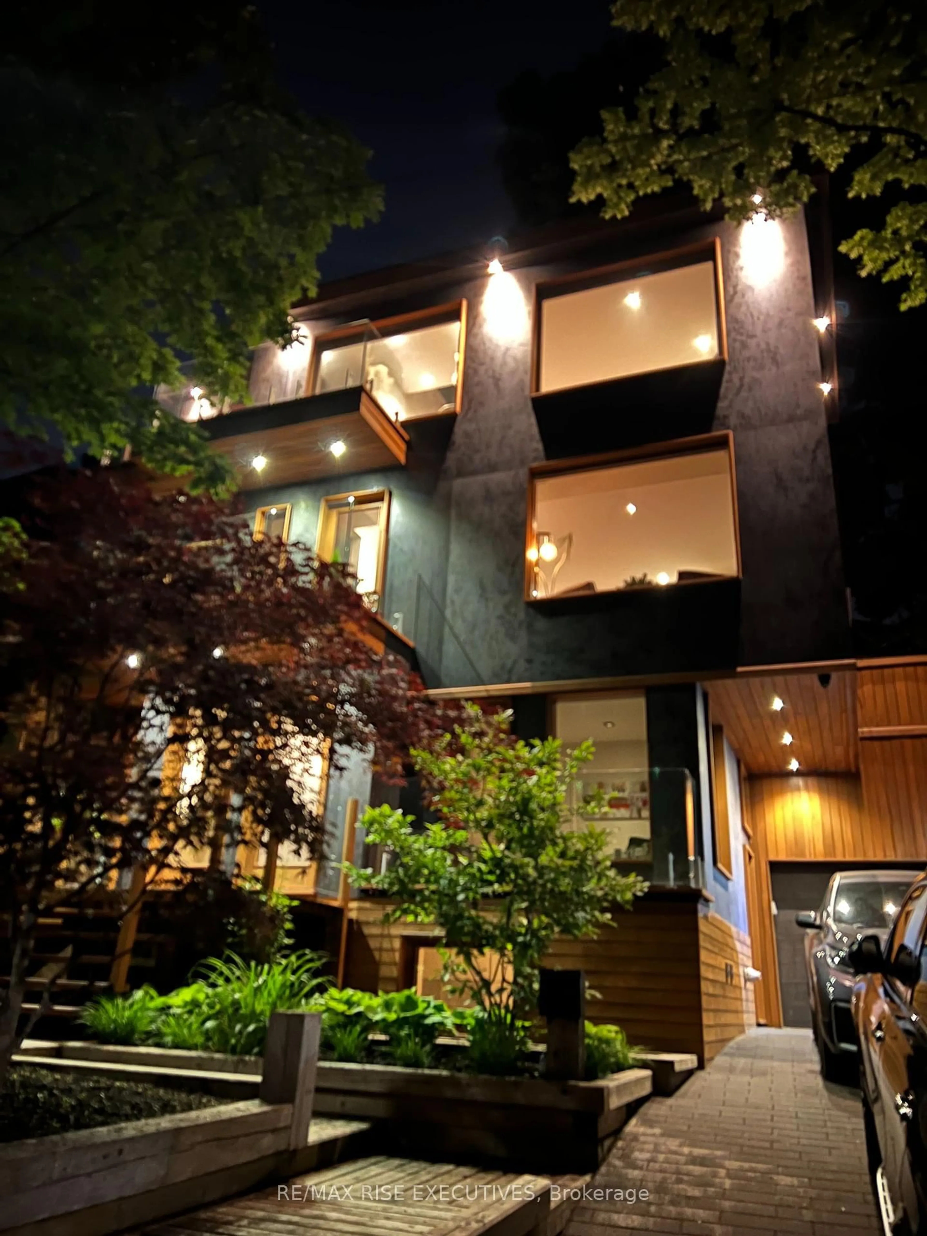 Unknown for 32 Regal Rd, Toronto Ontario M6H 2J7