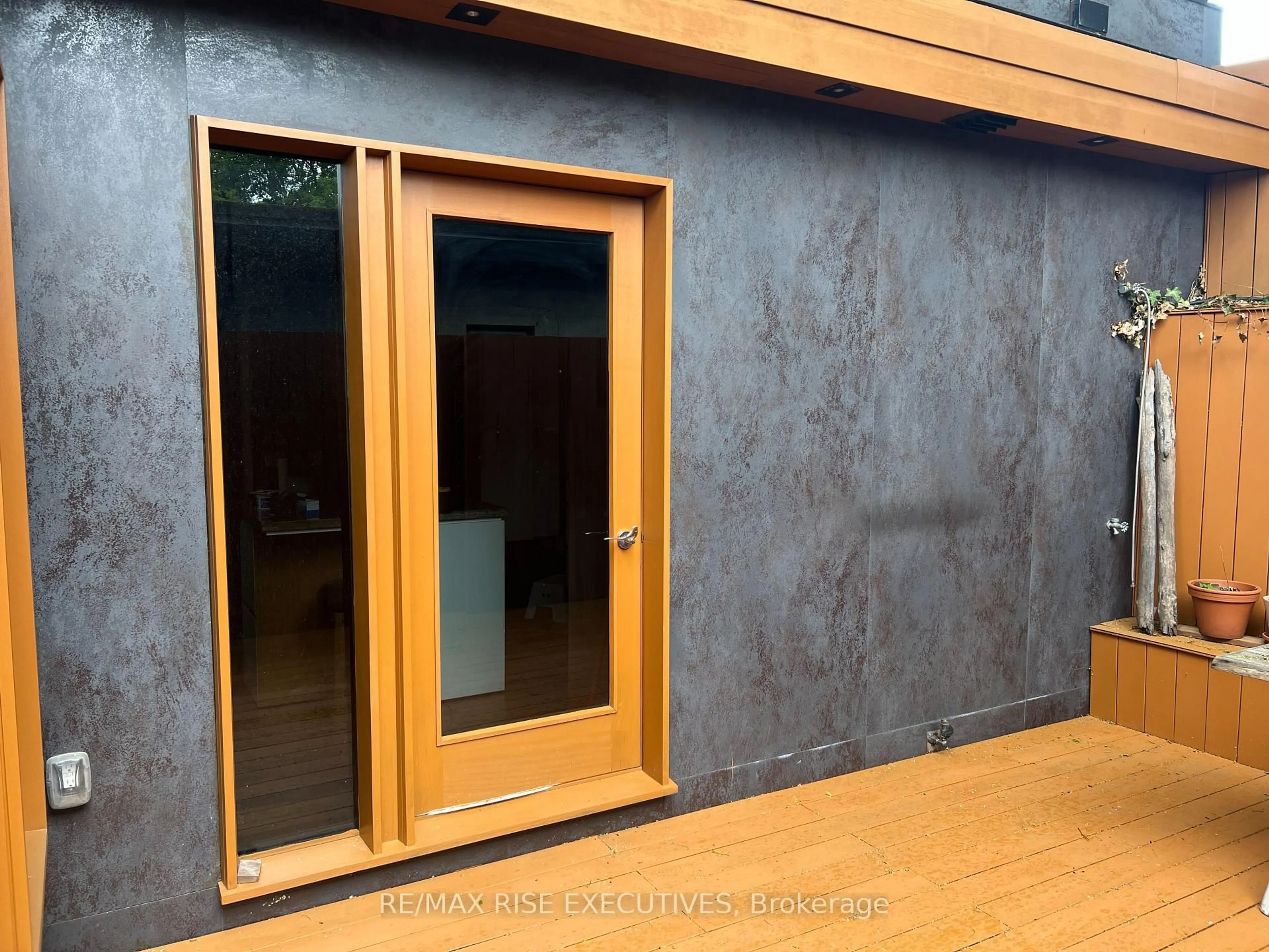 Indoor entryway for 32 Regal Rd, Toronto Ontario M6H 2J7