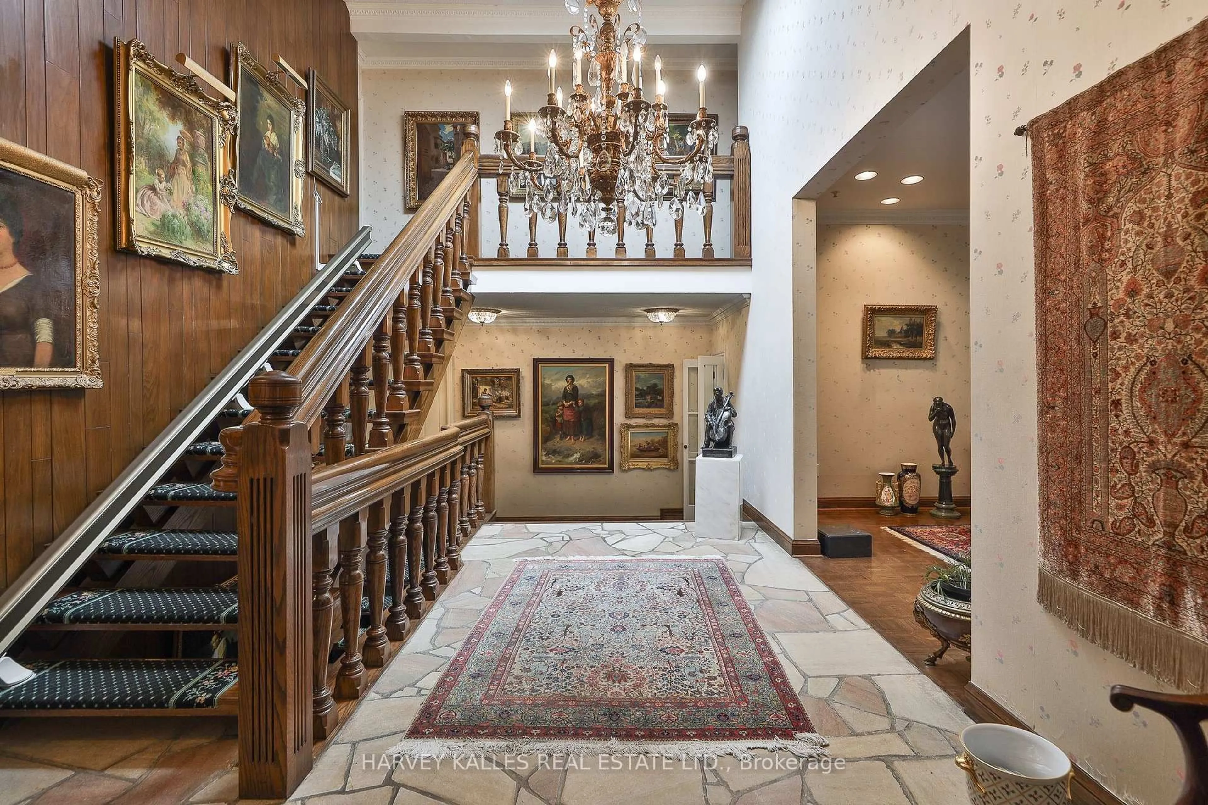 Indoor foyer for 24 Balding Crt, Toronto Ontario M2P 1Y7