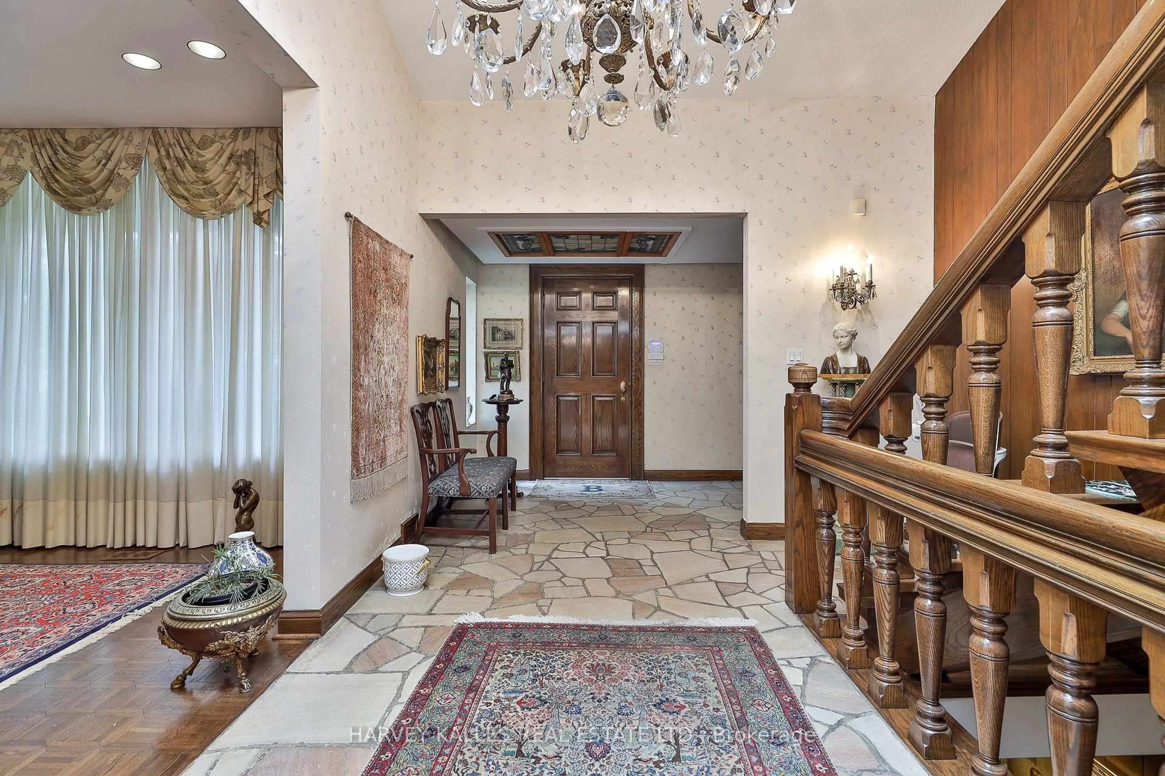 Indoor foyer for 24 Balding Crt, Toronto Ontario M2P 1Y7