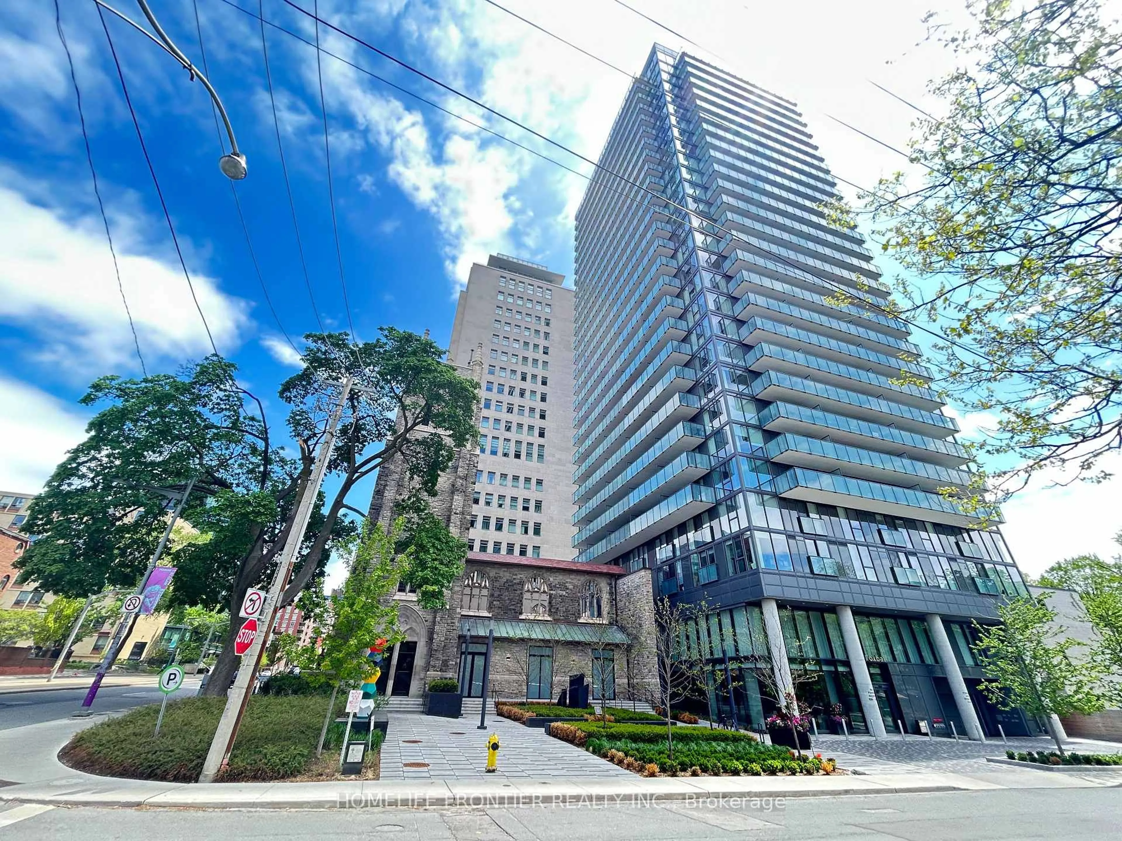 Indoor foyer for 99 Foxbar Rd #806, Toronto Ontario M4V 0B2