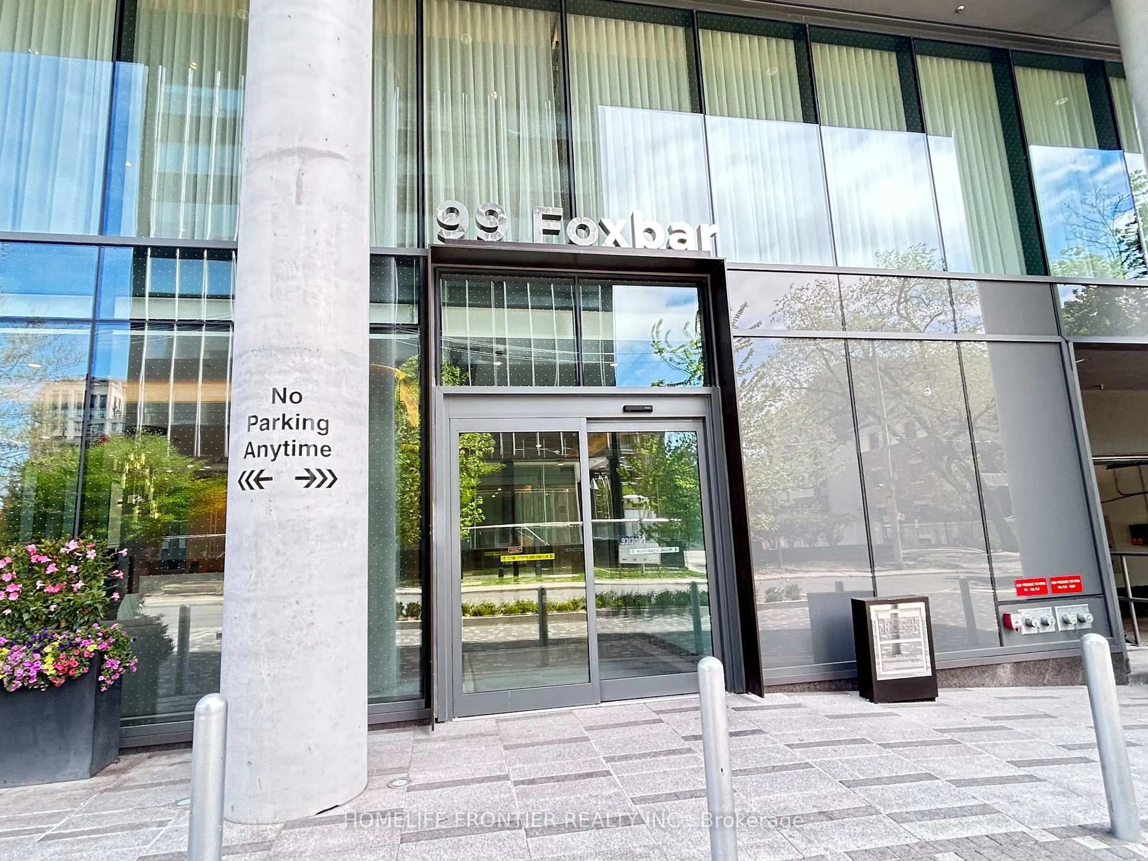 Indoor foyer for 99 Foxbar Rd #806, Toronto Ontario M4V 0B2