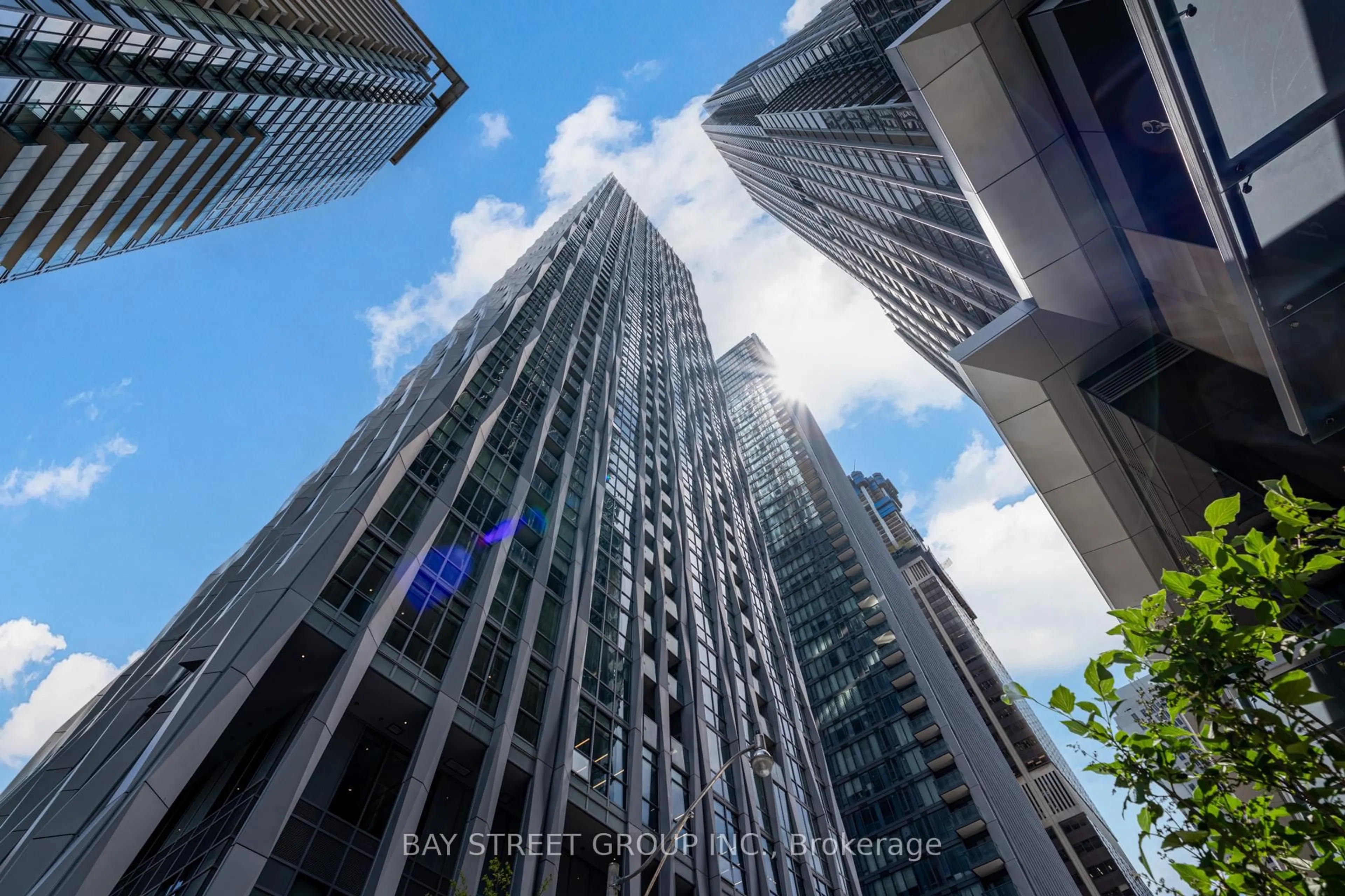 A pic from outside/outdoor area/front of a property/back of a property/a pic from drone, building for 1 Yorkville Ave #5009, Toronto Ontario M4W 0B1