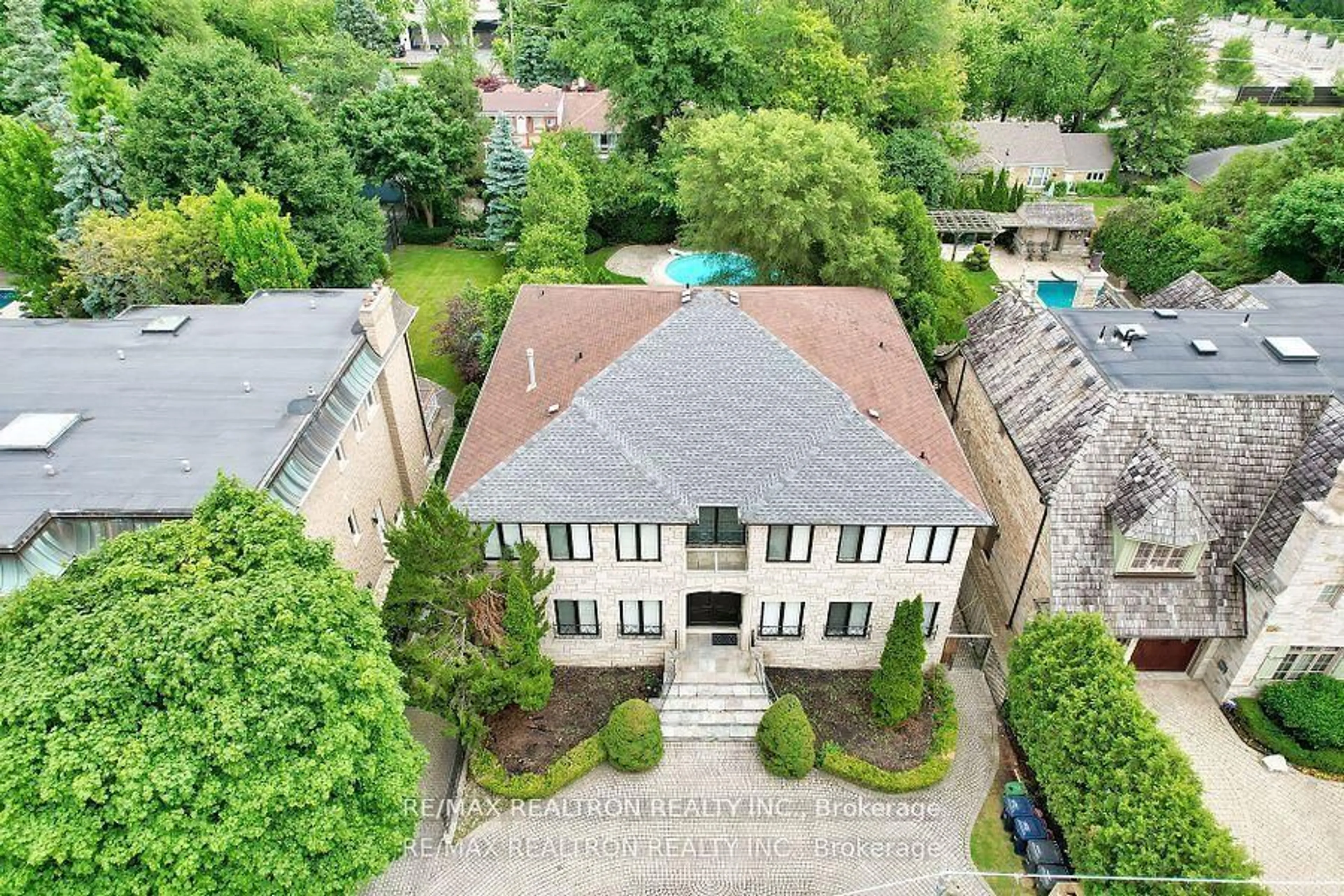A pic from outside/outdoor area/front of a property/back of a property/a pic from drone, street for 61 Arjay Cres, Toronto Ontario M2L 1C6