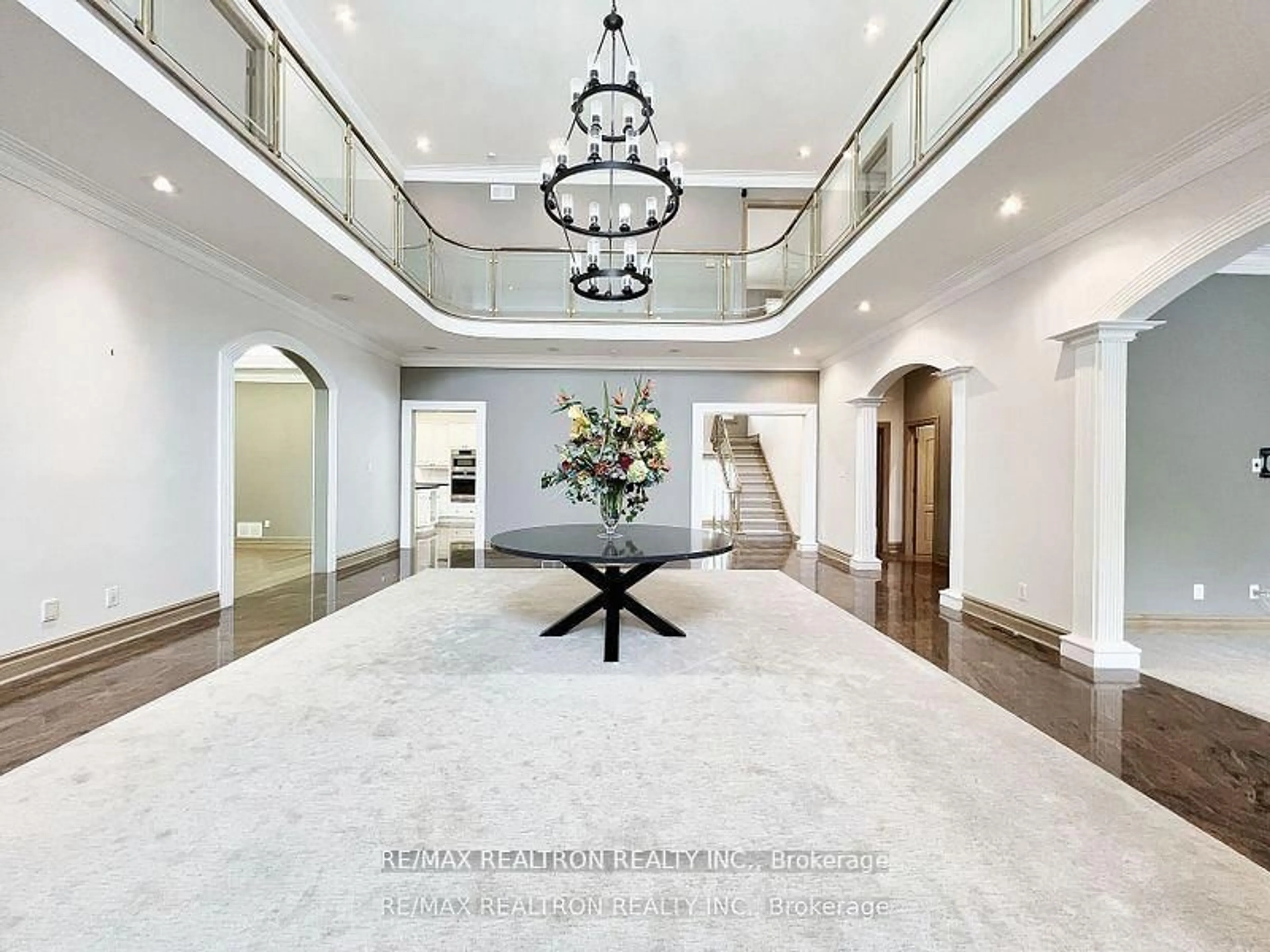 Indoor foyer for 61 Arjay Cres, Toronto Ontario M2L 1C6