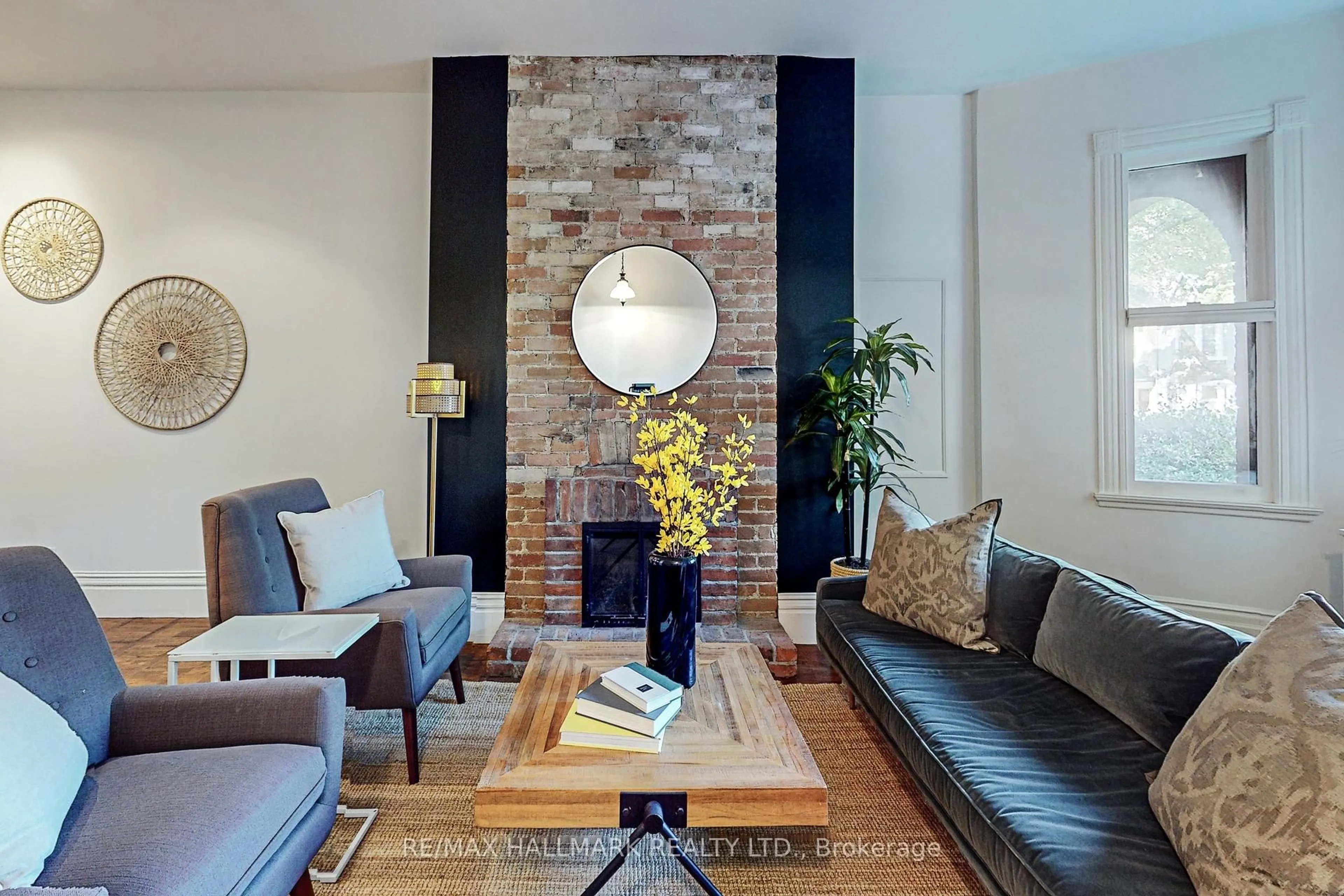 Living room with furniture, unknown for 391 Wellesley St, Toronto Ontario M4X 1H5