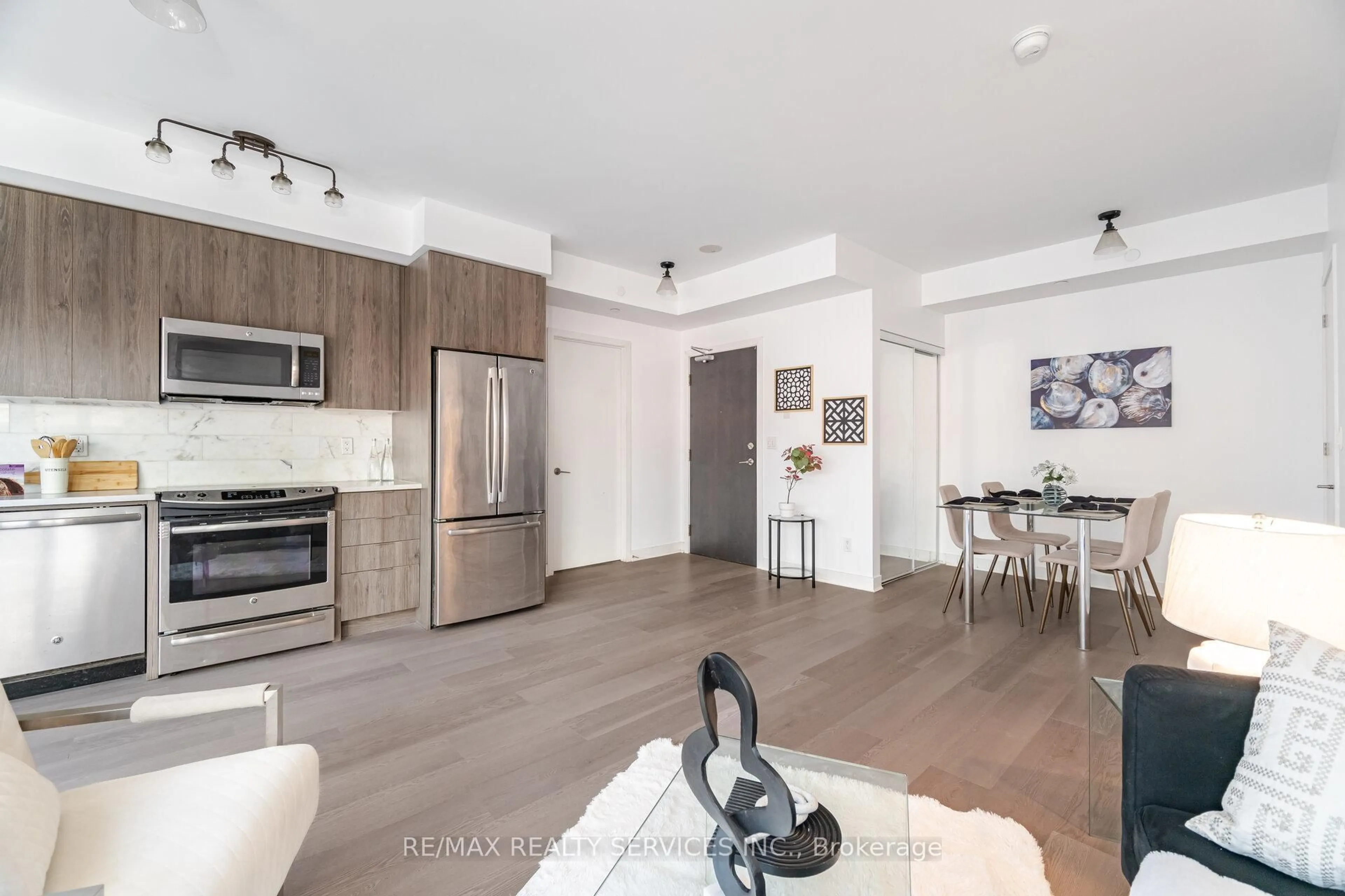 Open concept kitchen, wood/laminate floor for 50 Bruyeres Mews #615, Toronto Ontario M5V 0H8