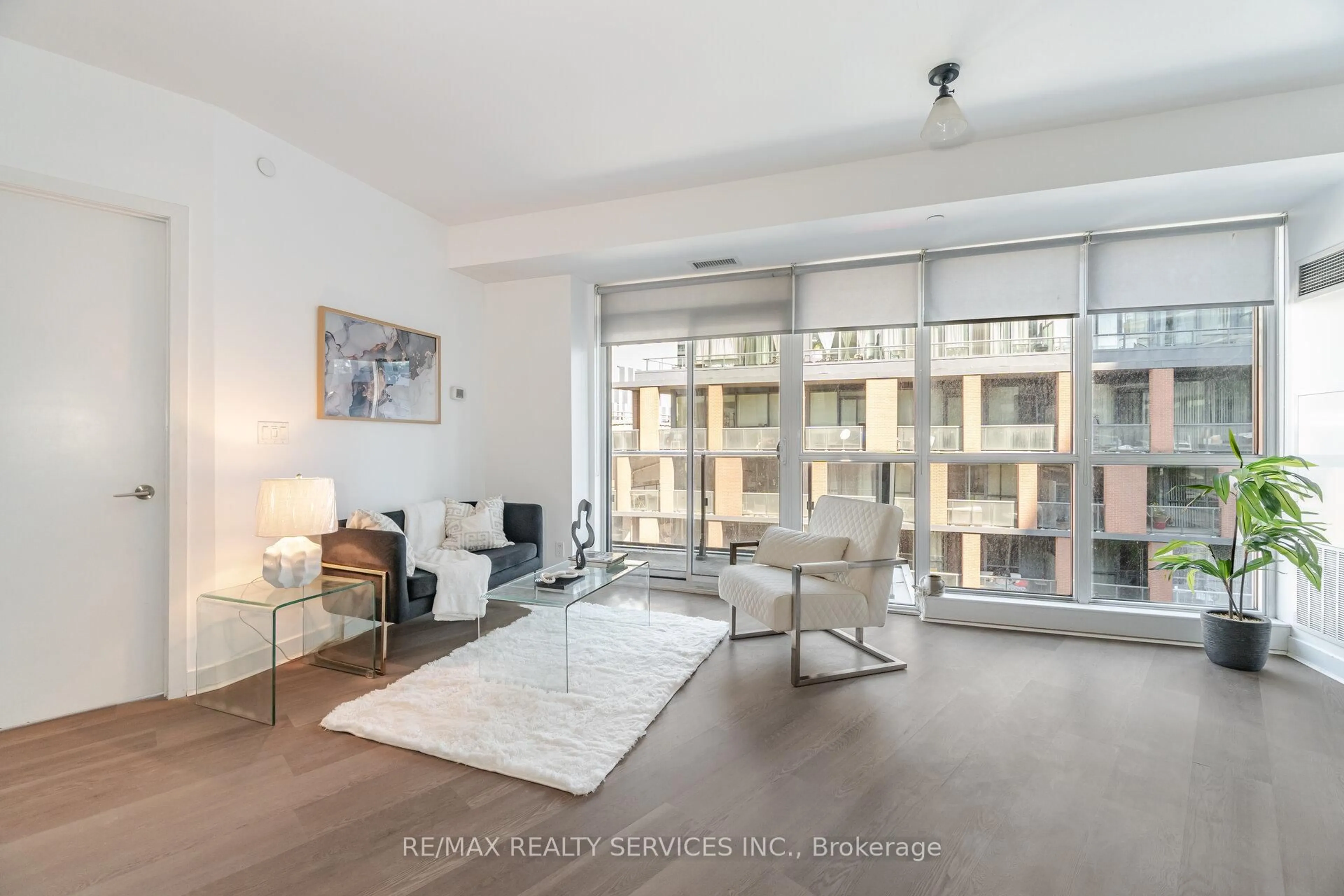 Living room with furniture, unknown for 50 Bruyeres Mews #615, Toronto Ontario M5V 0H8