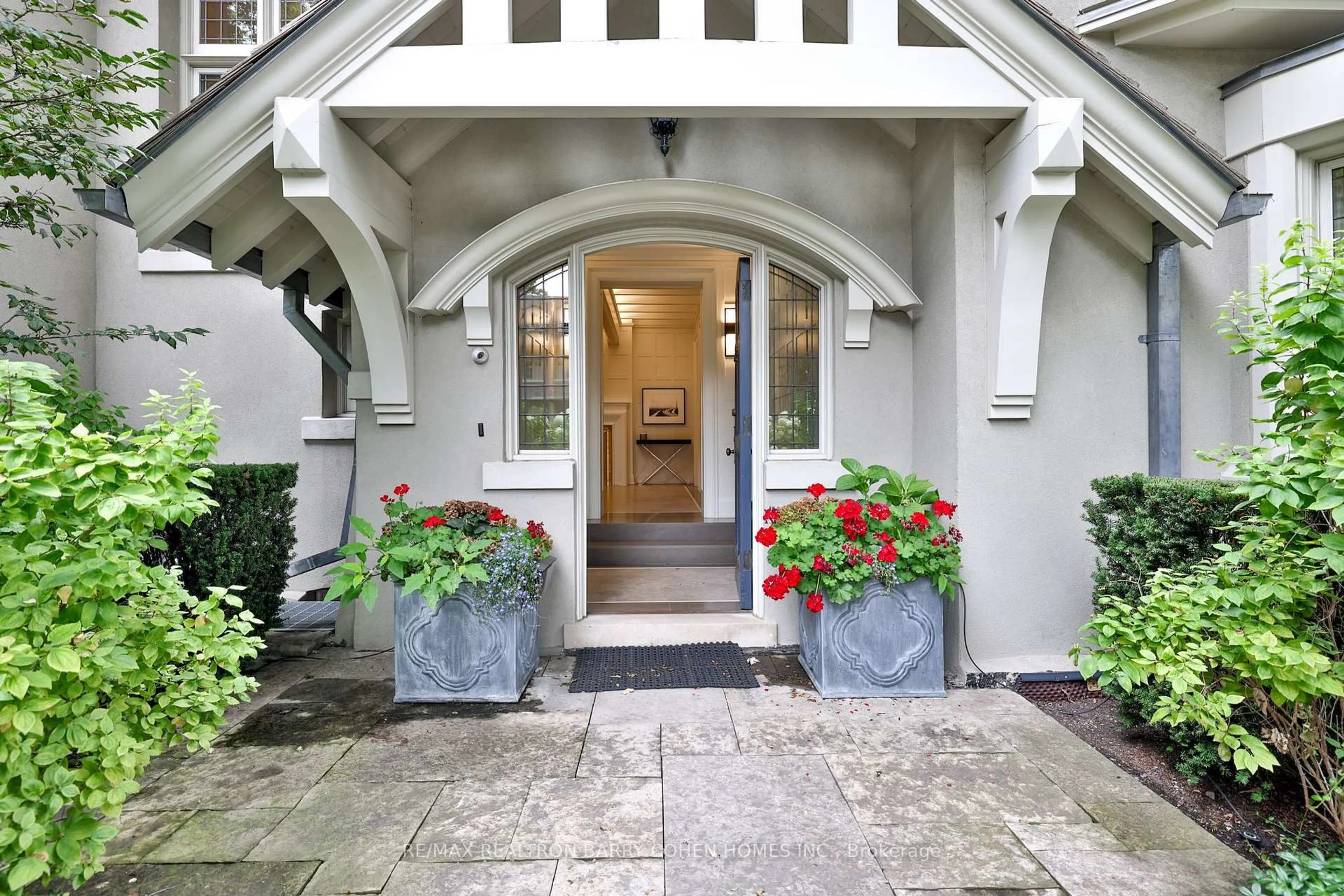 Indoor entryway for 30 Whitney Ave, Toronto Ontario M4W 2A8