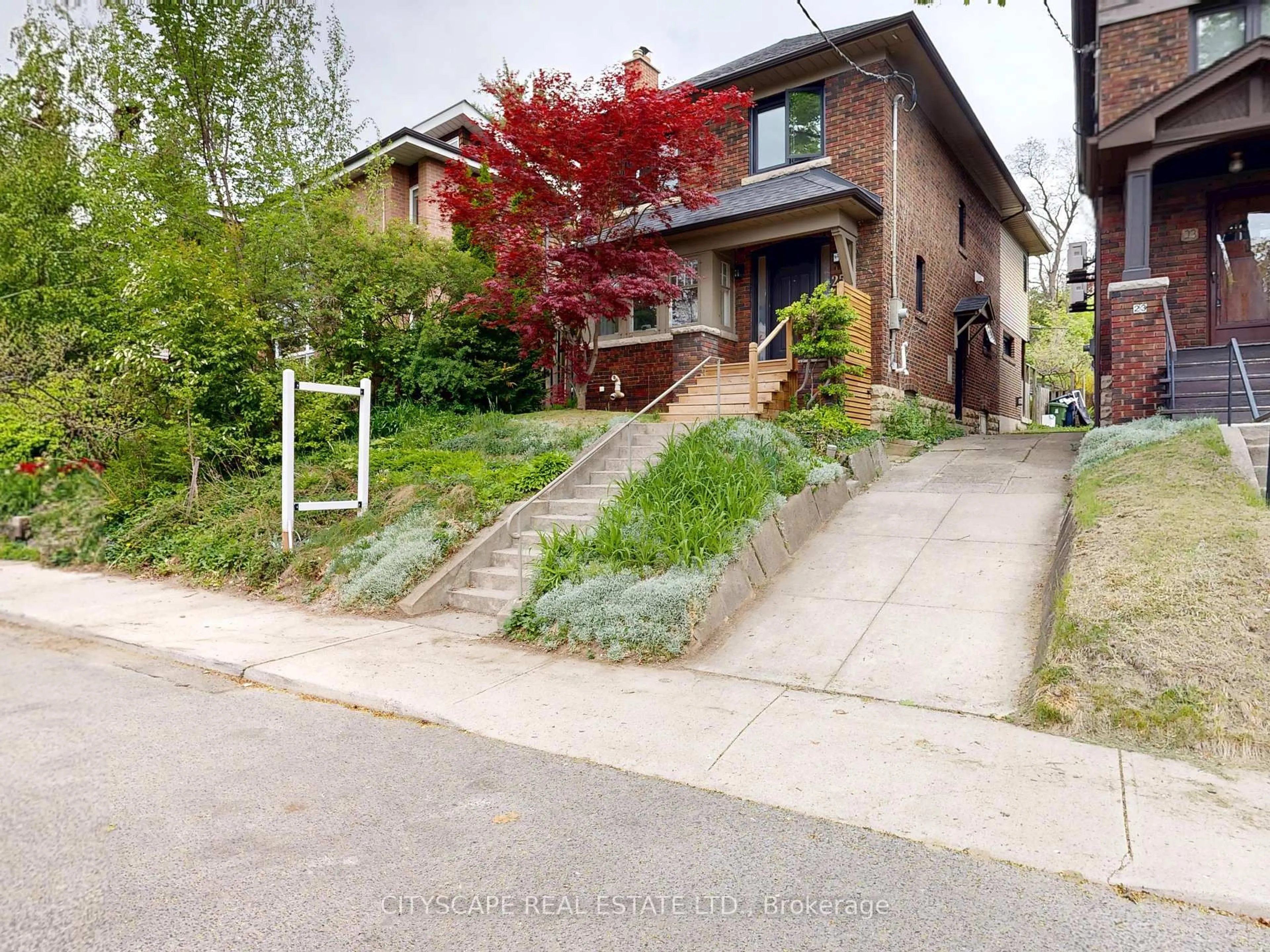 A pic from outside/outdoor area/front of a property/back of a property/a pic from drone, street for 25 Oswald Cres, Toronto Ontario M4S 2H5